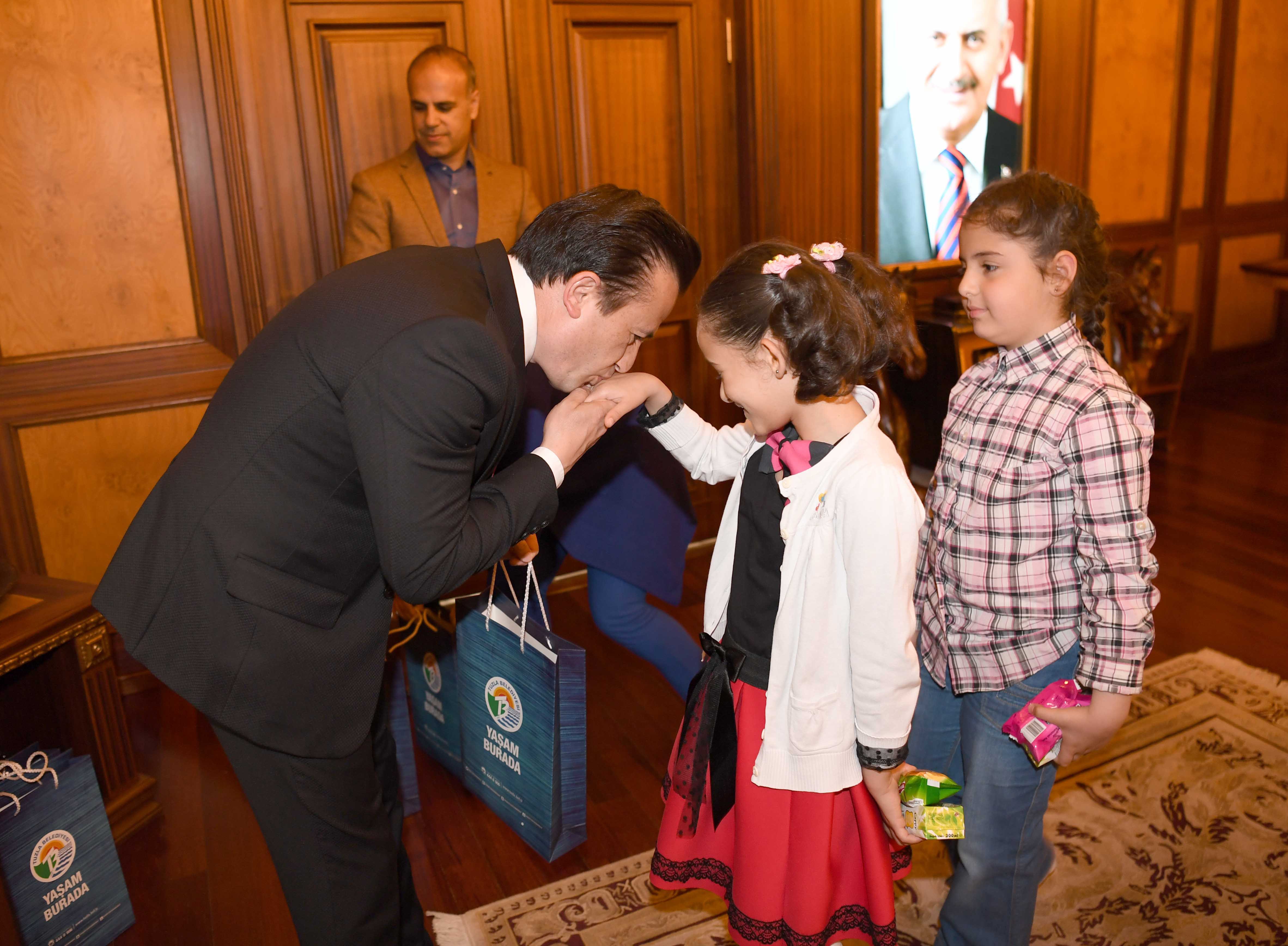 Tuzlalı çocuklar, bayramlarını coşkuyla Kutladı