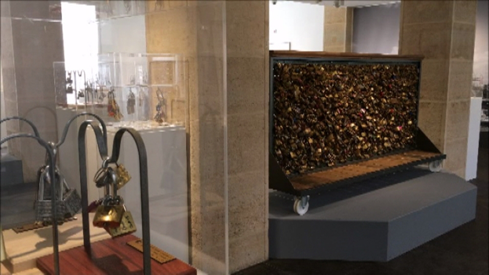 "Aşk kilitleri" mülteciler için satışa çıktı