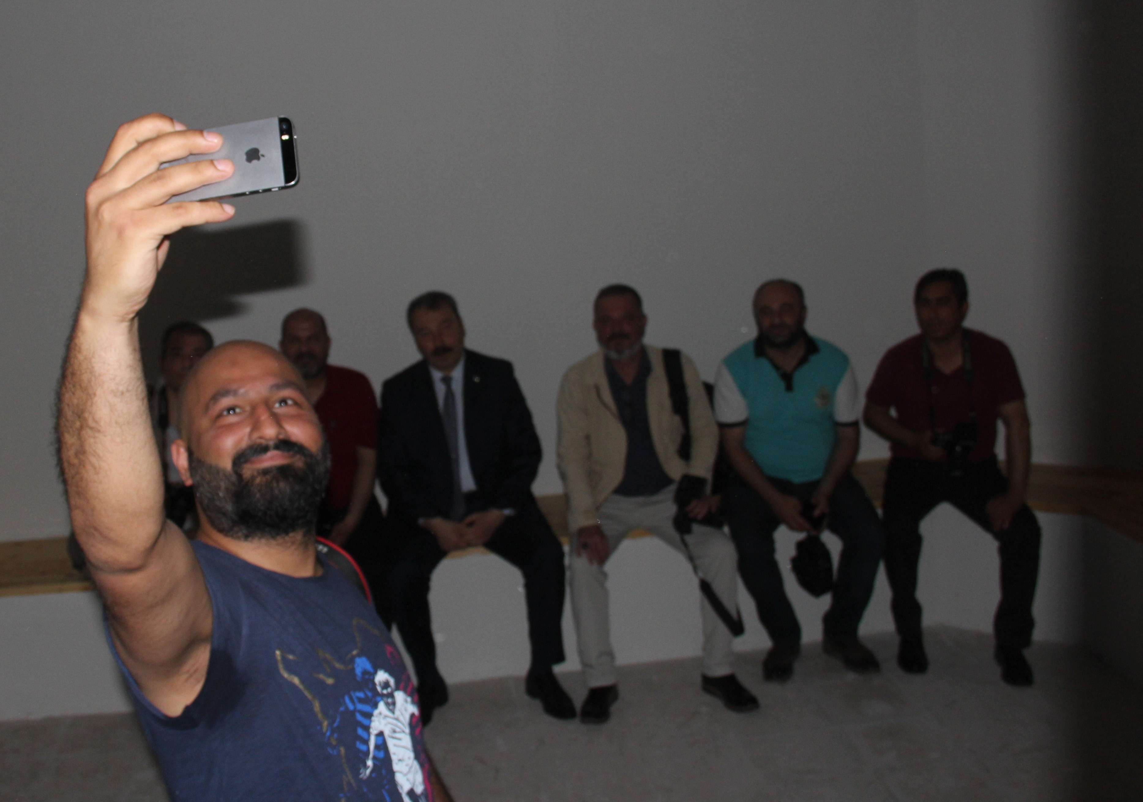 Emniyet müdürü gazetecileri nezarete attı