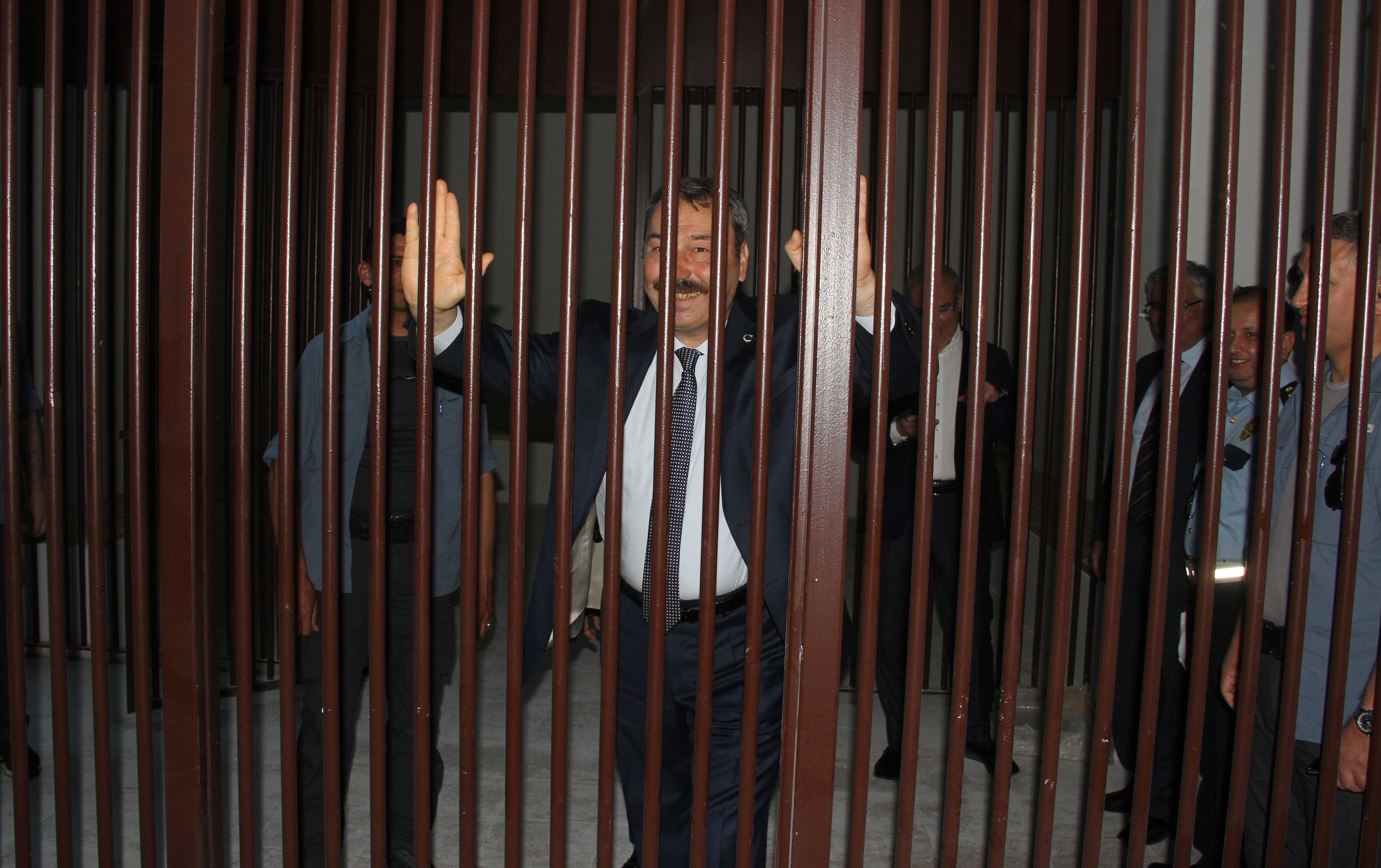 Emniyet müdürü gazetecileri nezarete attı