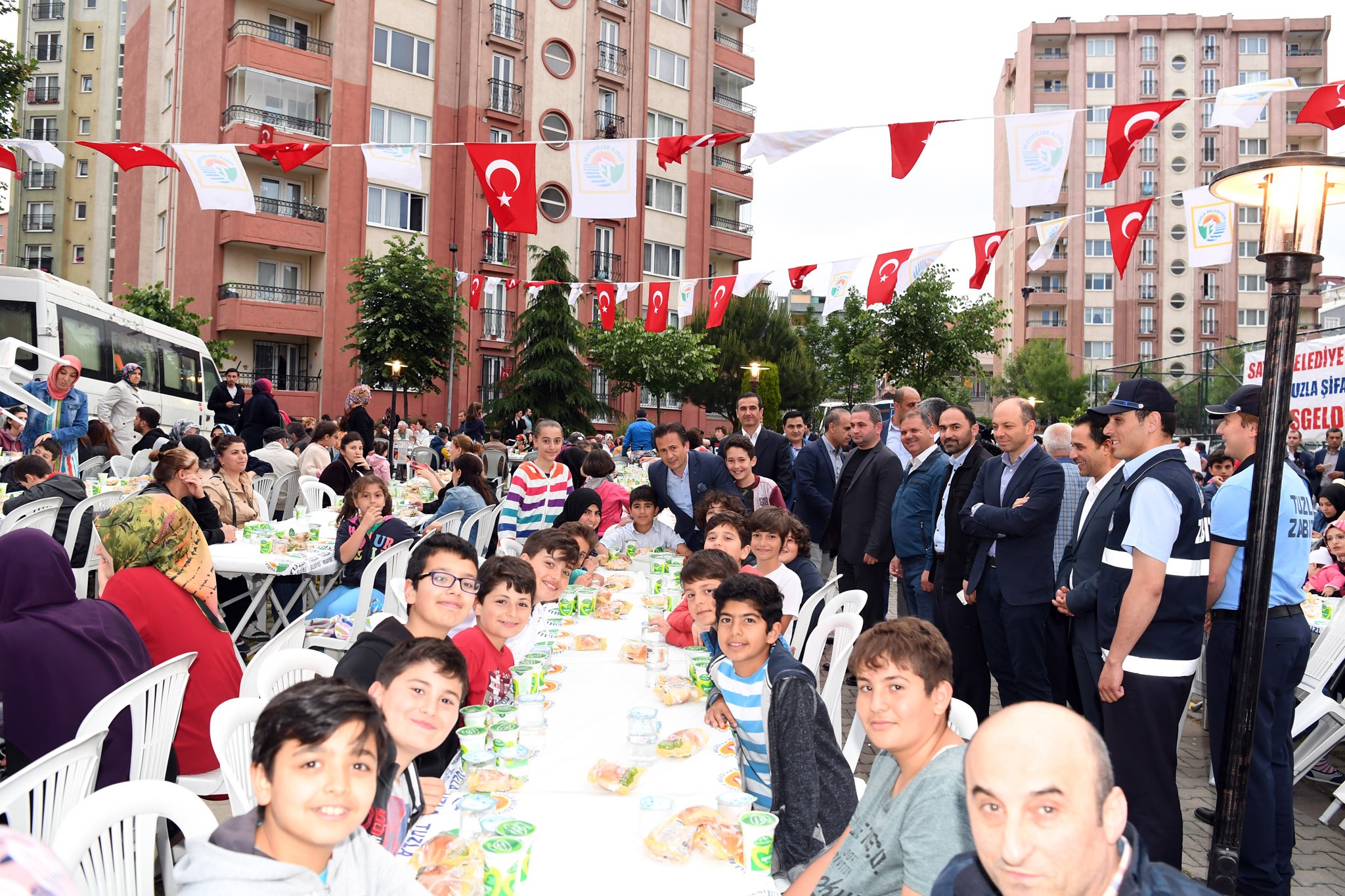 Tuzla’da geleneksel sokak iftarları başladı