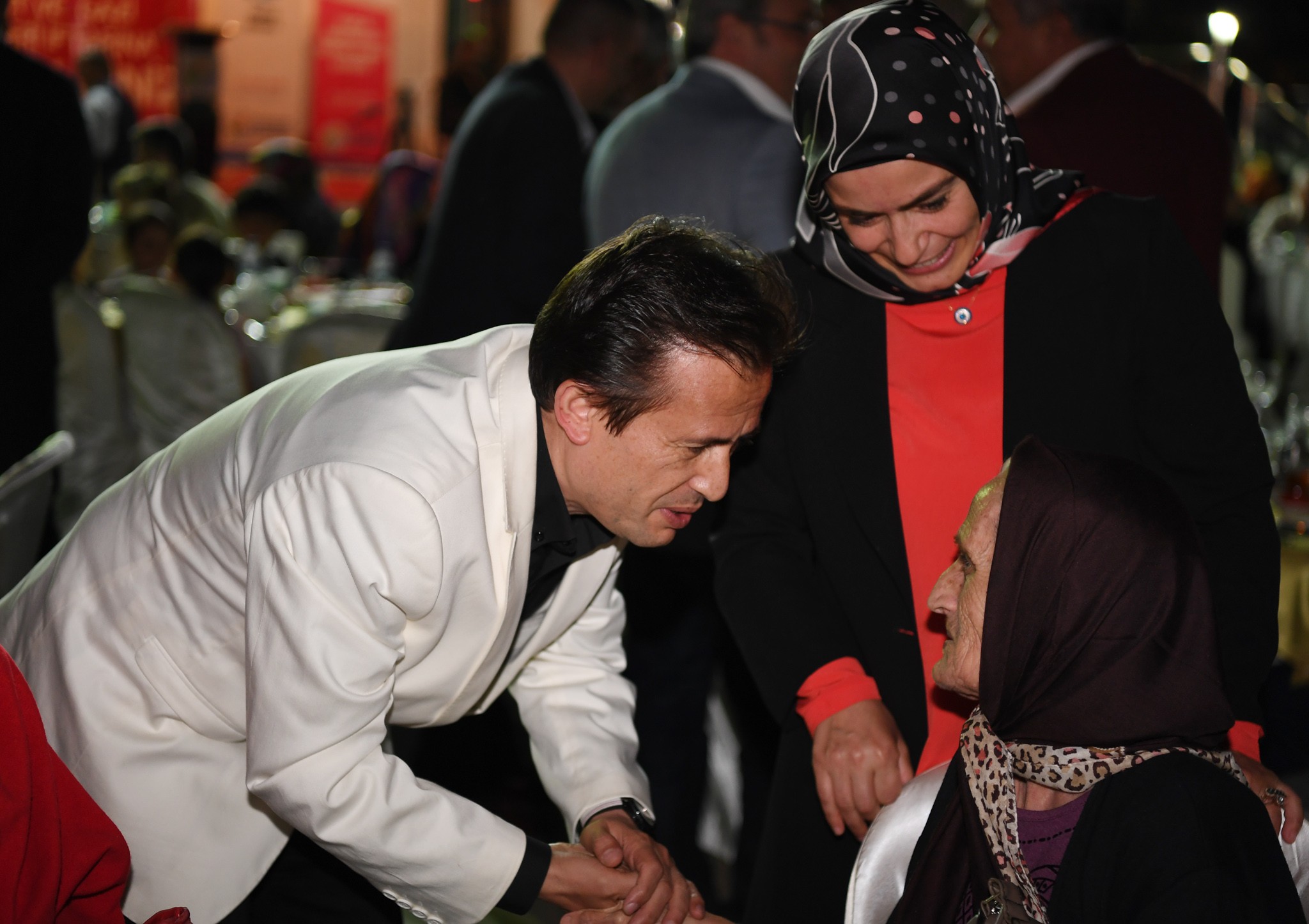 Geleneksel iftarda şehit ve gazi aileleri ile buluştular