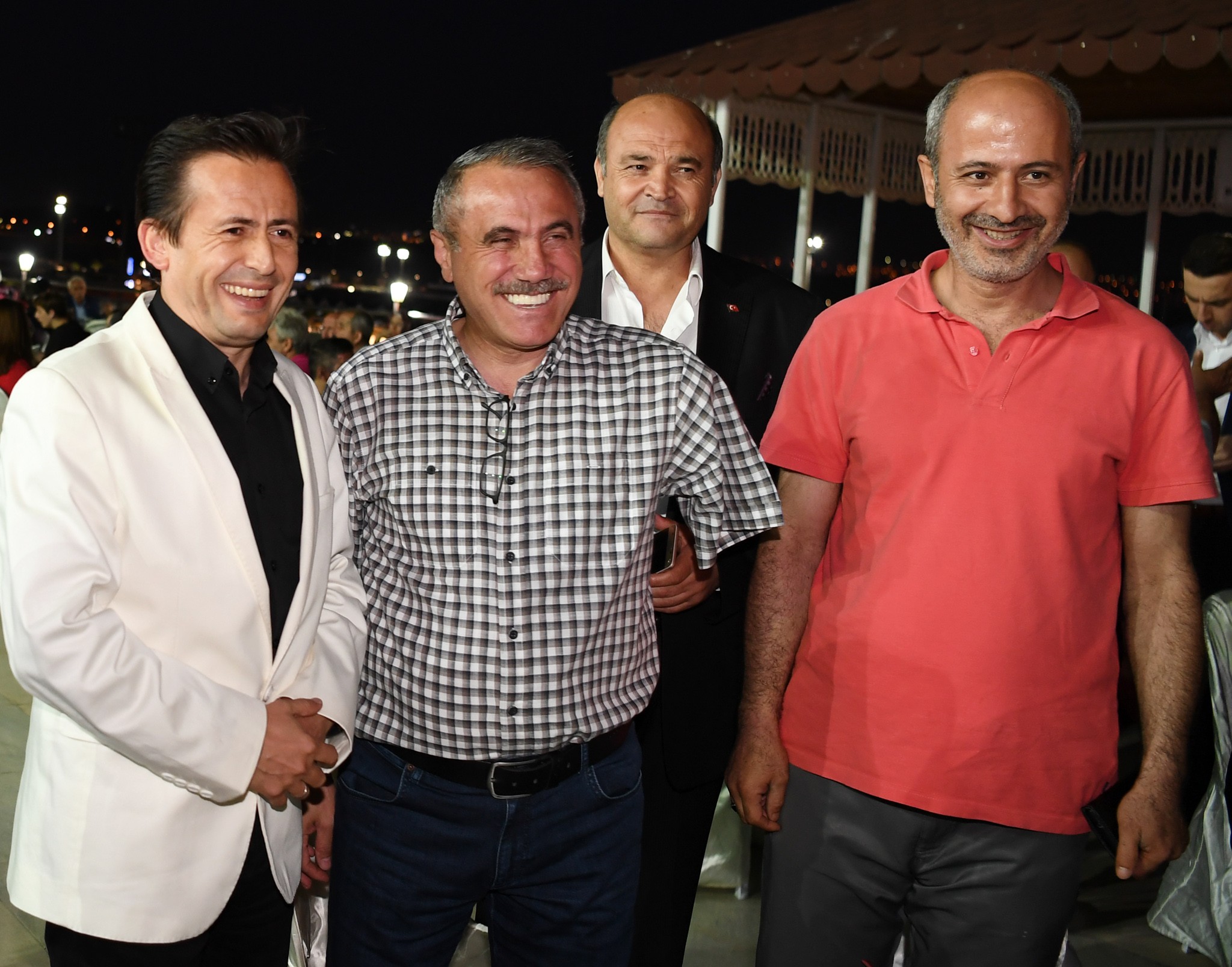 Geleneksel iftarda şehit ve gazi aileleri ile buluştular