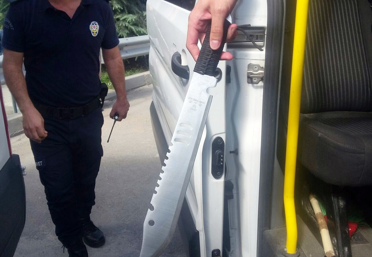 Taraftar otobüsünden pompalı tüfek ve döner bıçakları çıktı
