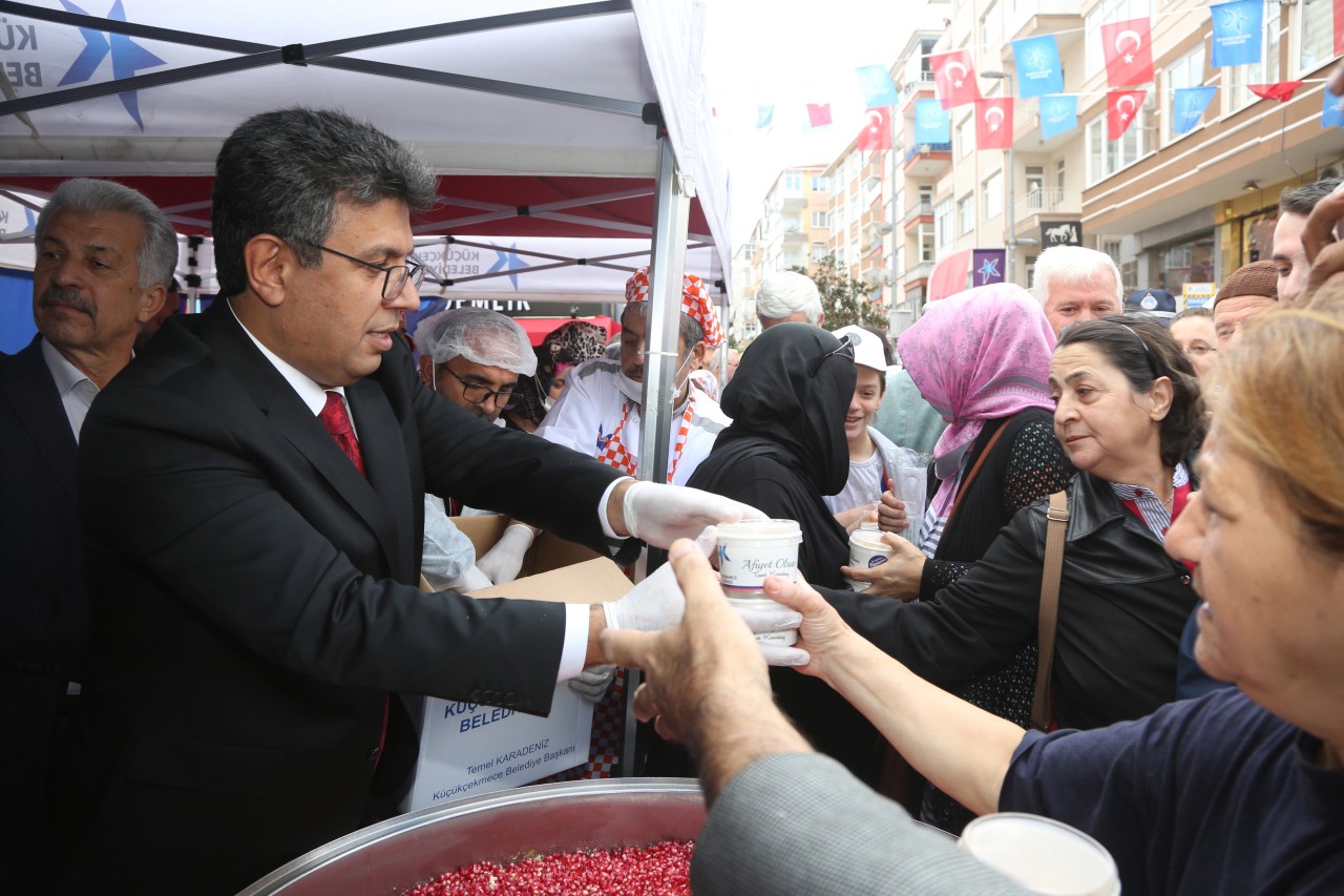 Küçükçekmece’de binlerce vatandaşa aşure ikramı