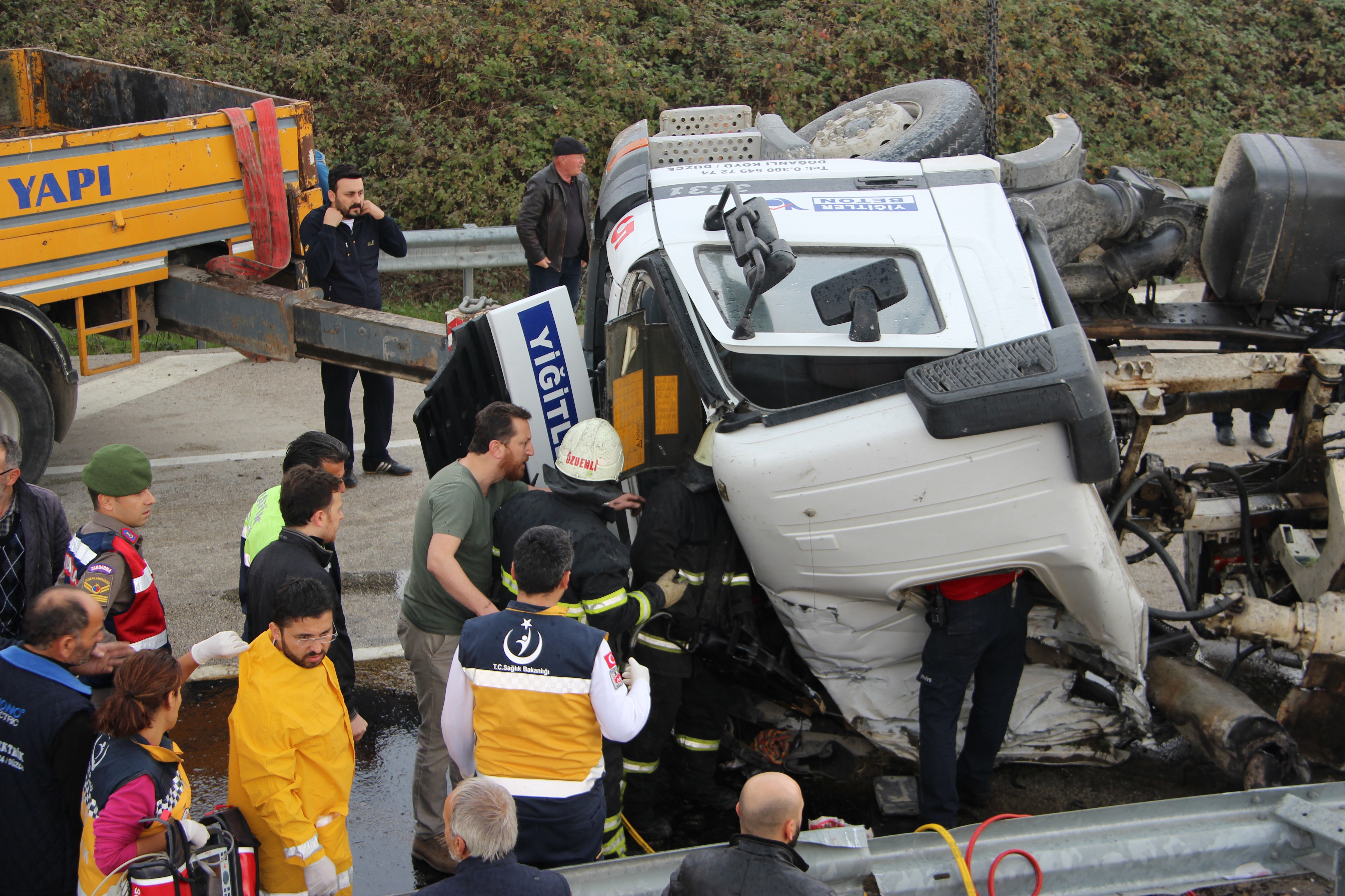 Beton mikseri devrildi, sürücü hayatını kaybetti
