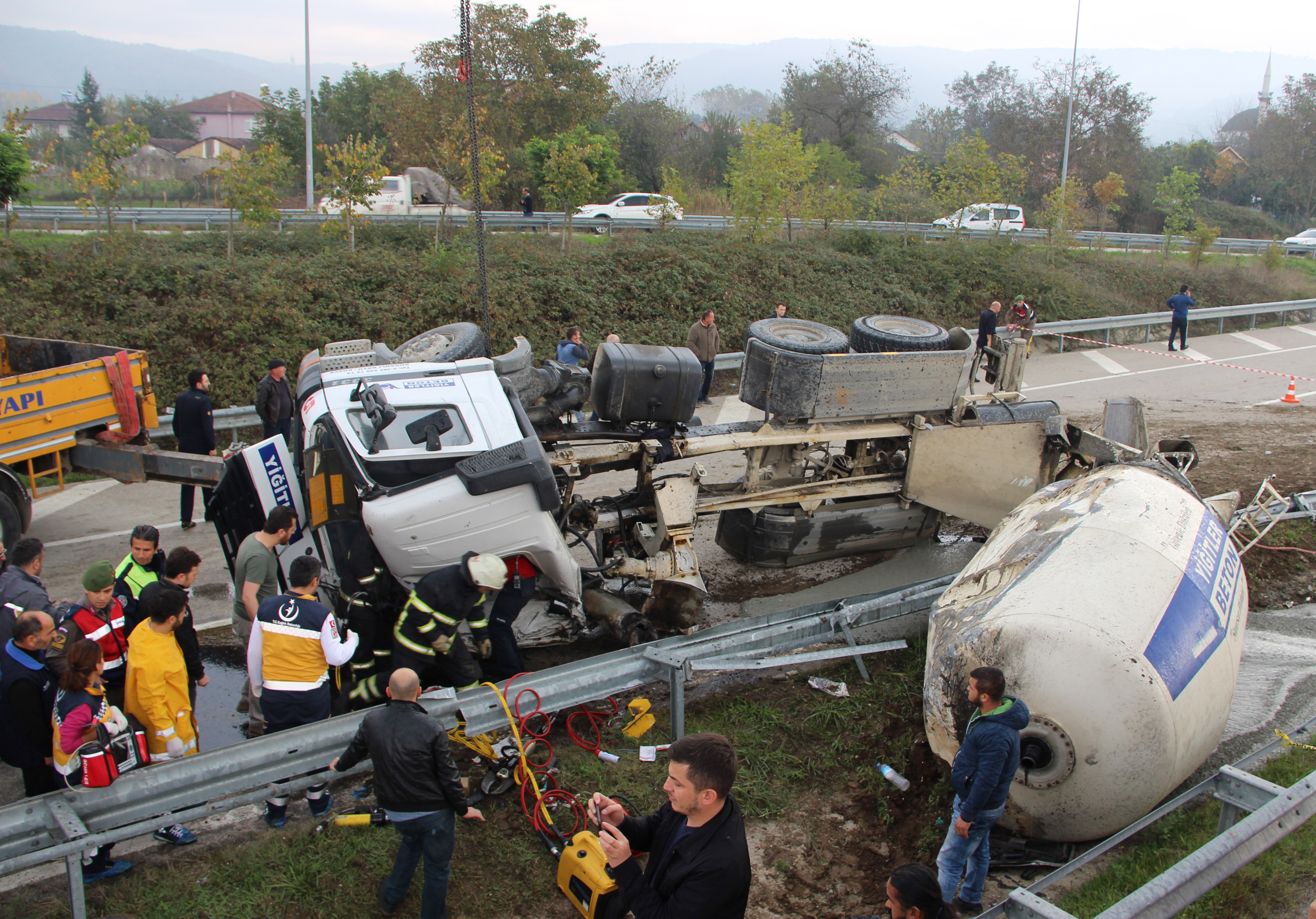 Beton mikseri devrildi, sürücü hayatını kaybetti