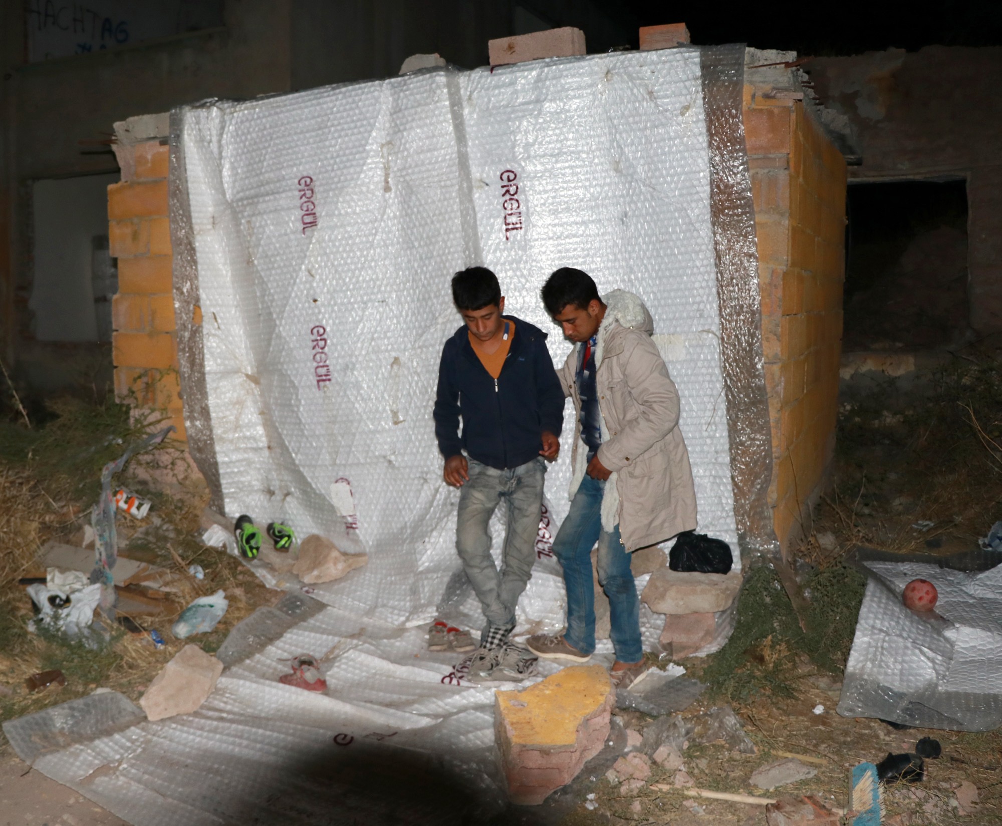 Taliban'dan kaçan 10 kişilik Afgan aile tek göz barakadan kurtarıldı