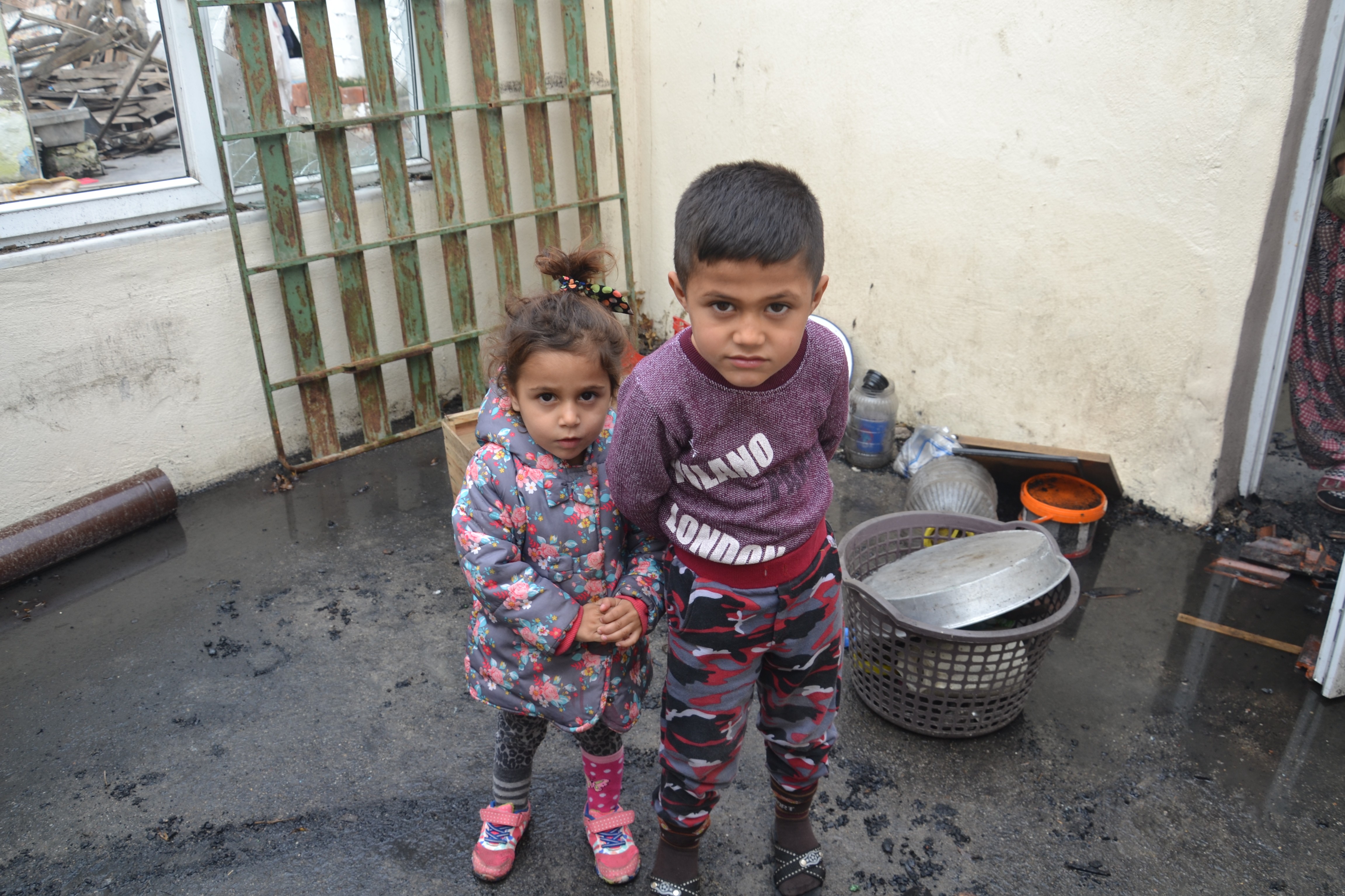 Canbaz ailesi yanan evleri için yardım bekliyor