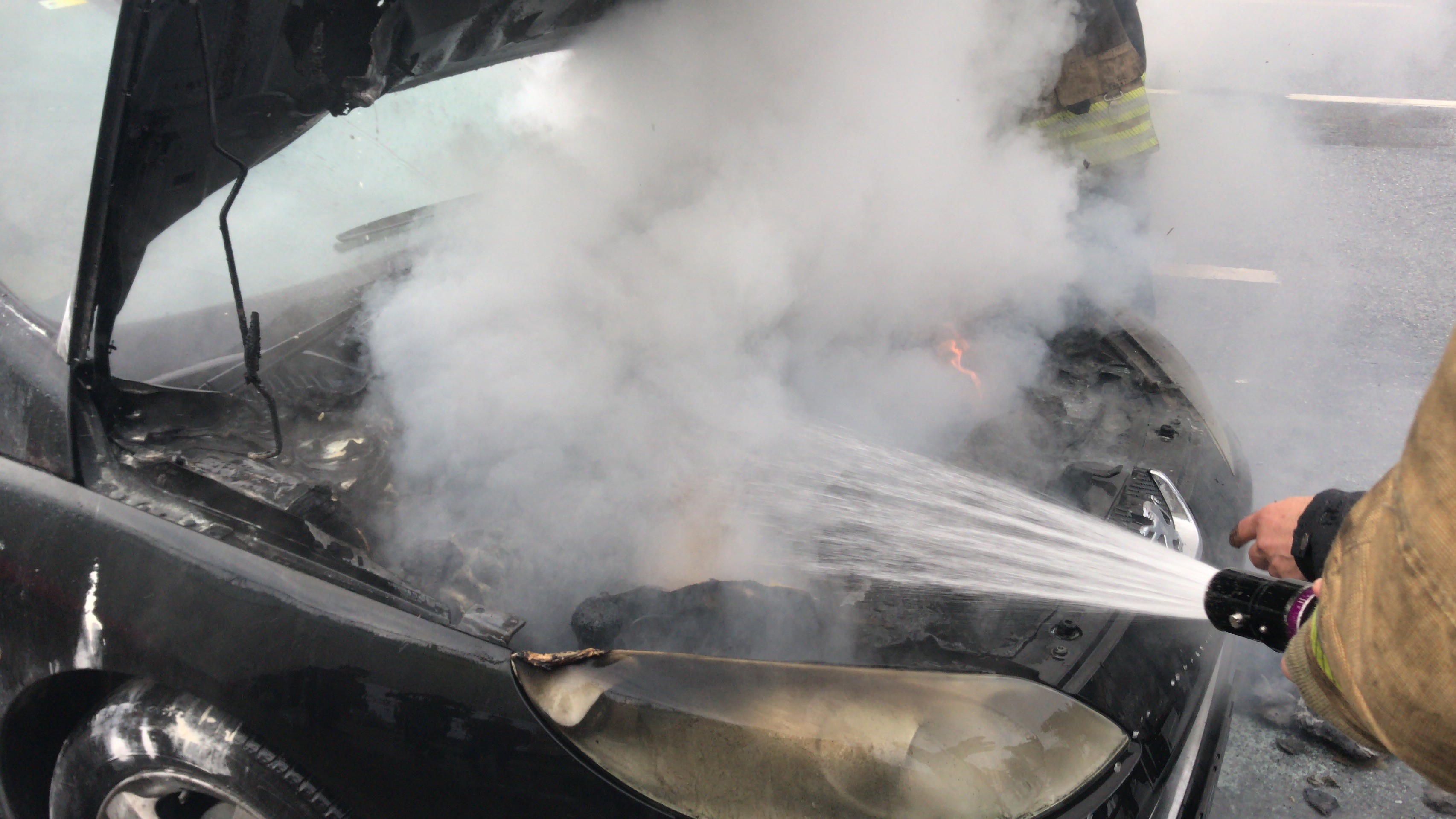 Vatandaşların maşrapa, damacana, ve fırça ile yangın söndürme çalışması