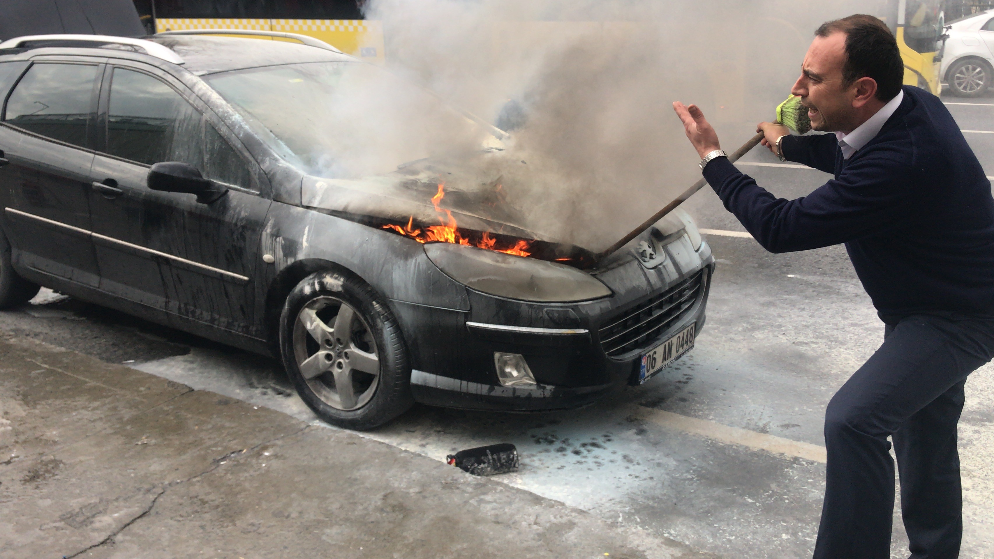 Vatandaşların maşrapa, damacana, ve fırça ile yangın söndürme çalışması