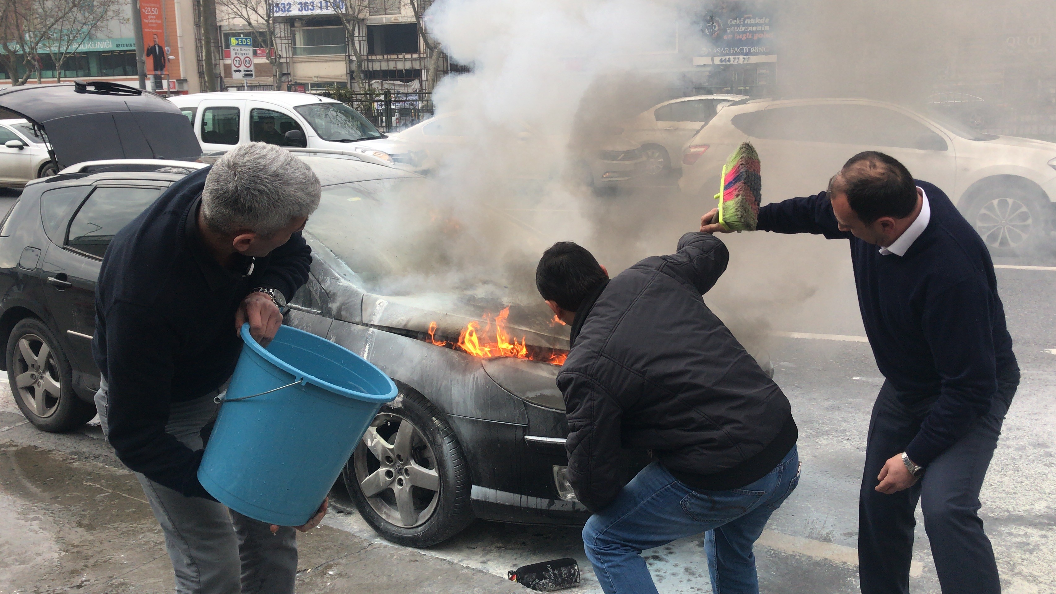Vatandaşların maşrapa, damacana, ve fırça ile yangın söndürme çalışması