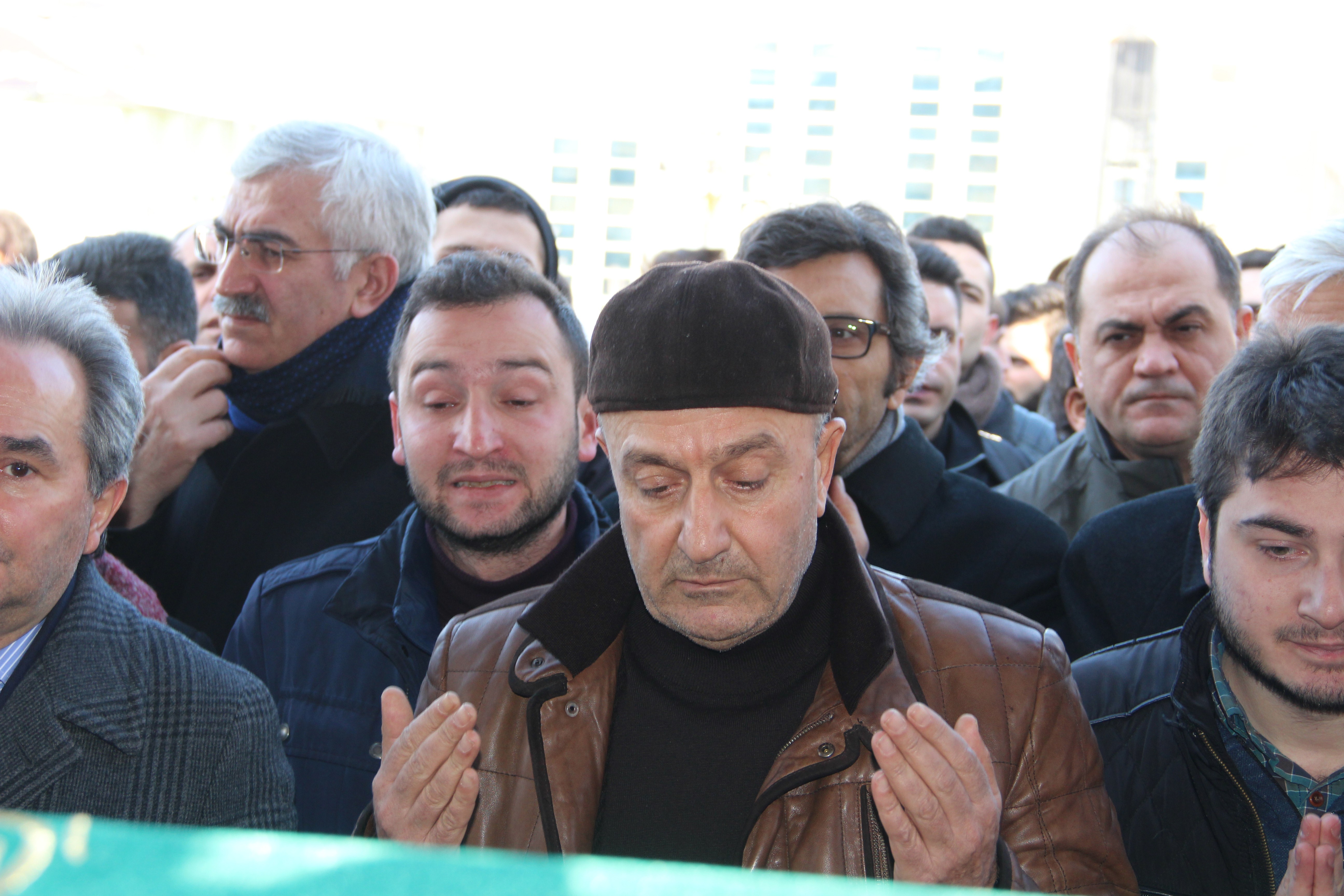 Korgeneral Aksakallı, kardeşini son yolculuğa uğurladı