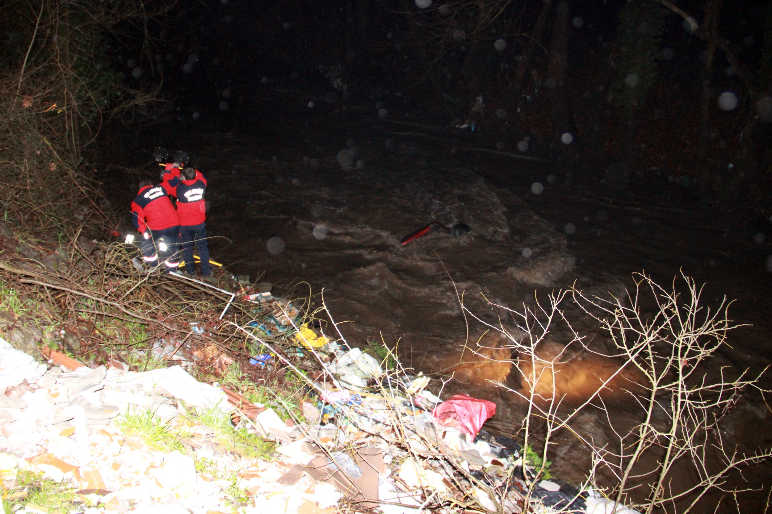Dereye uçan otomobilde feci şekilde can verdi