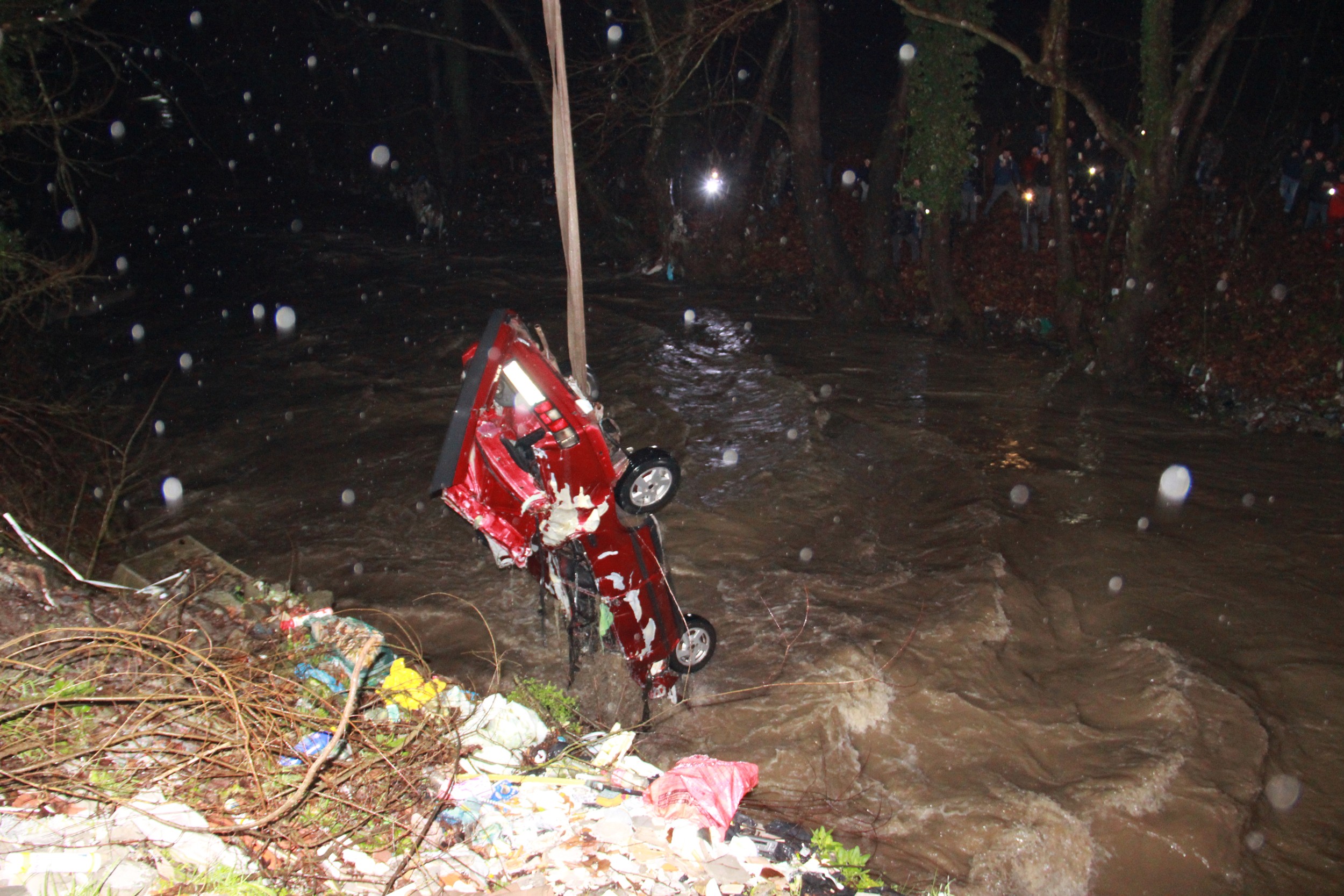 Dereye uçan otomobilde feci şekilde can verdi