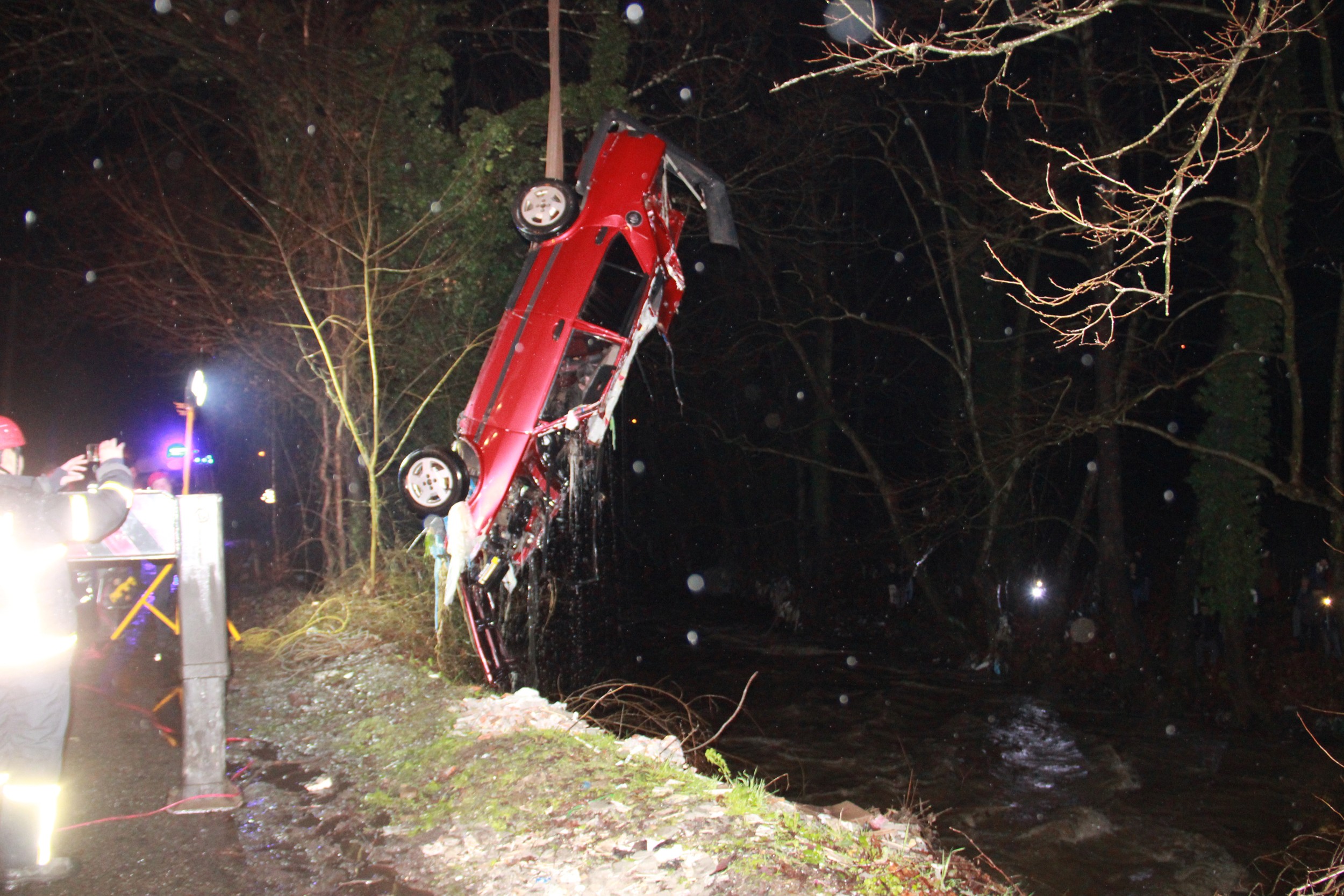 Dereye uçan otomobilde feci şekilde can verdi