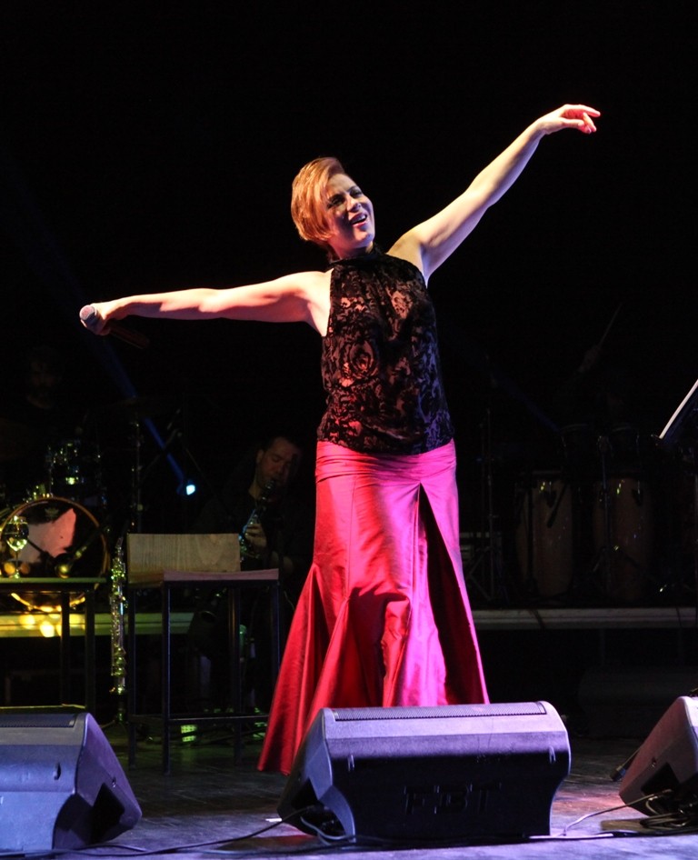 Zuhal Olcay'a 'Cumhurbaşkanına hakaret'ten 10 ay hapis cezası | Zuhal Olcay Kimdir, Nerelidir, Kaç Yaşındadır?