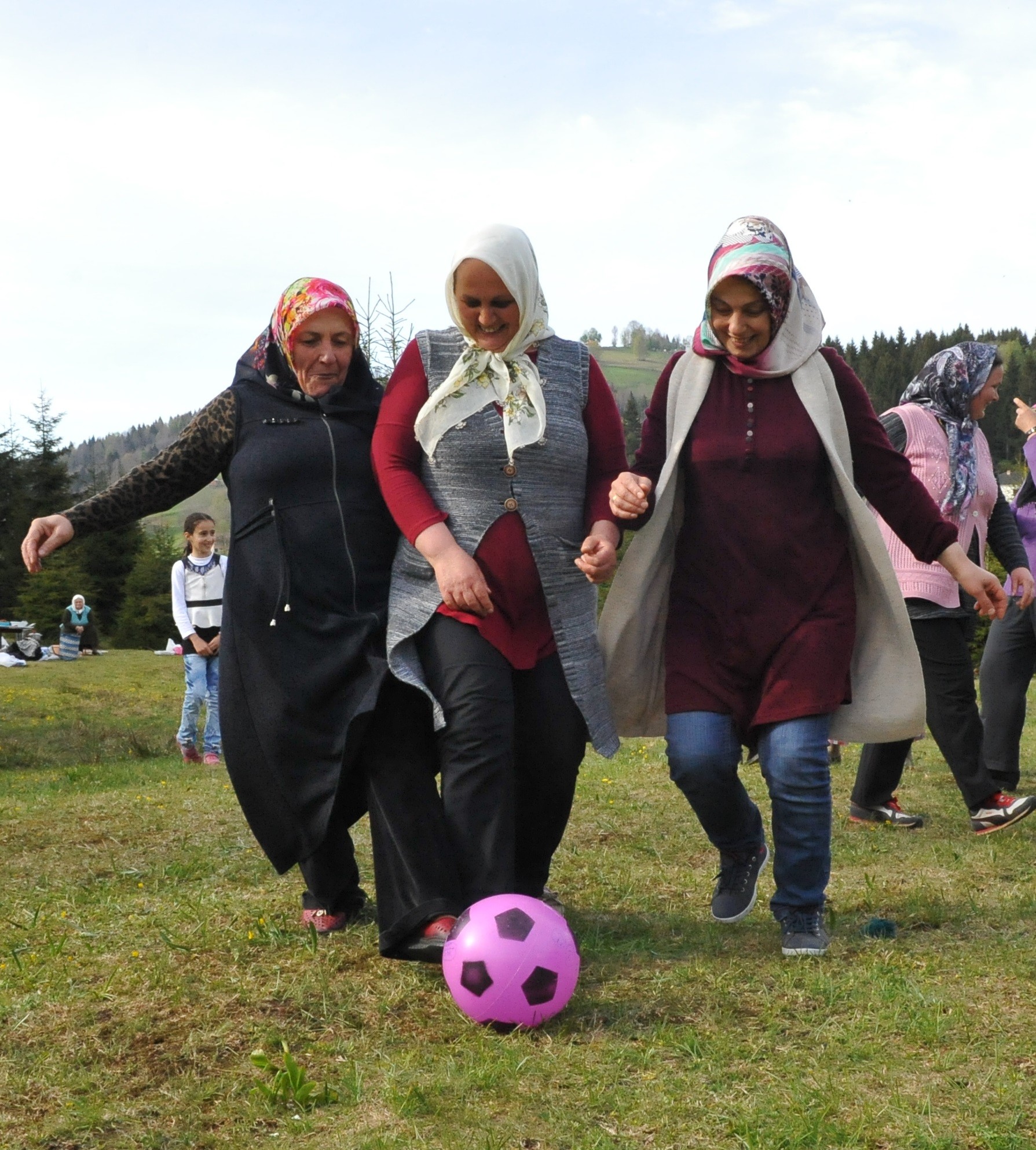 Karadeniz kadını işini de yapar sporunu da