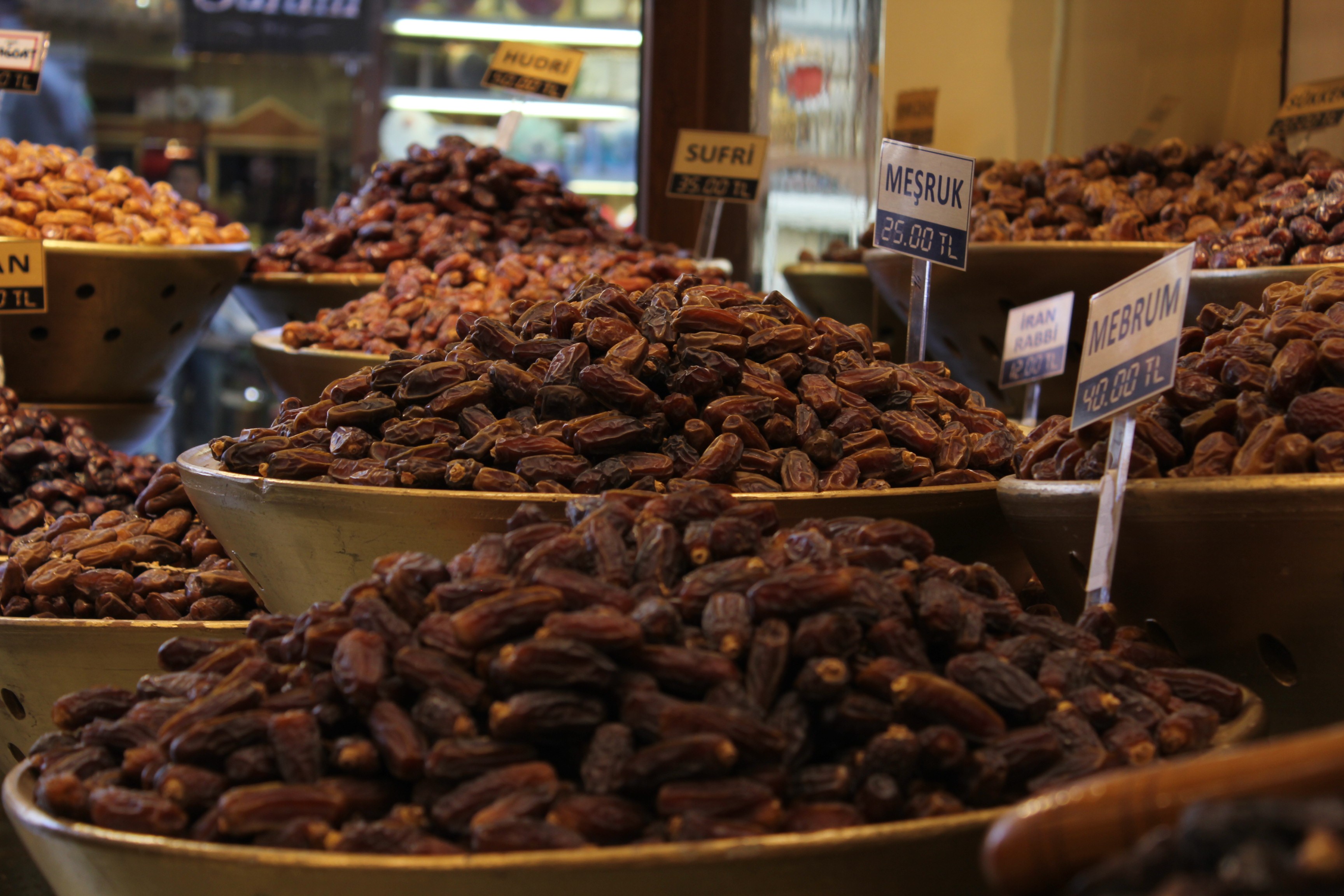 Çeşit çeşit hurmalar tezgahları süslüyor