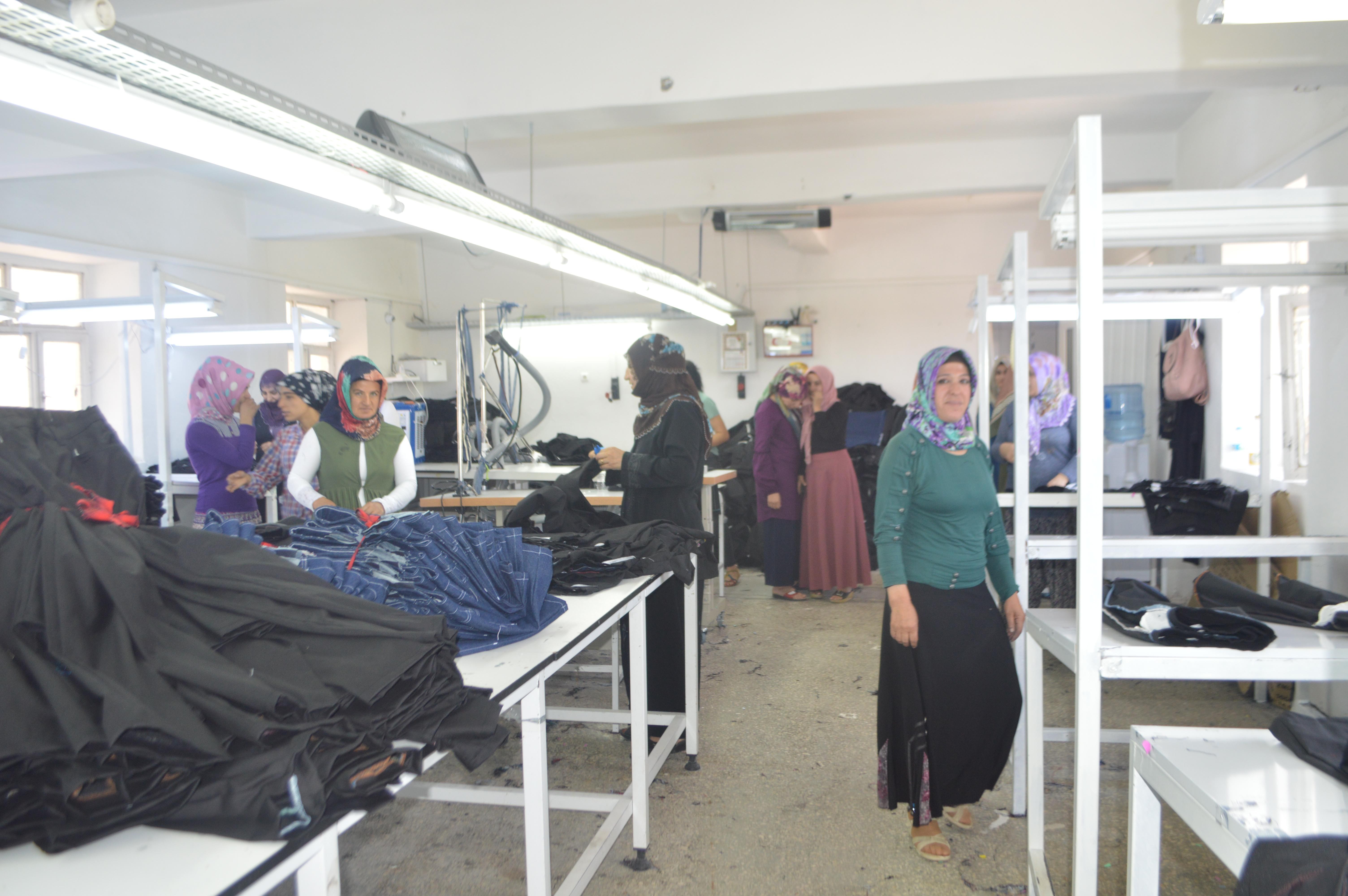 Atıl durumdaki köy okulunu fabrikaya çevirdiler