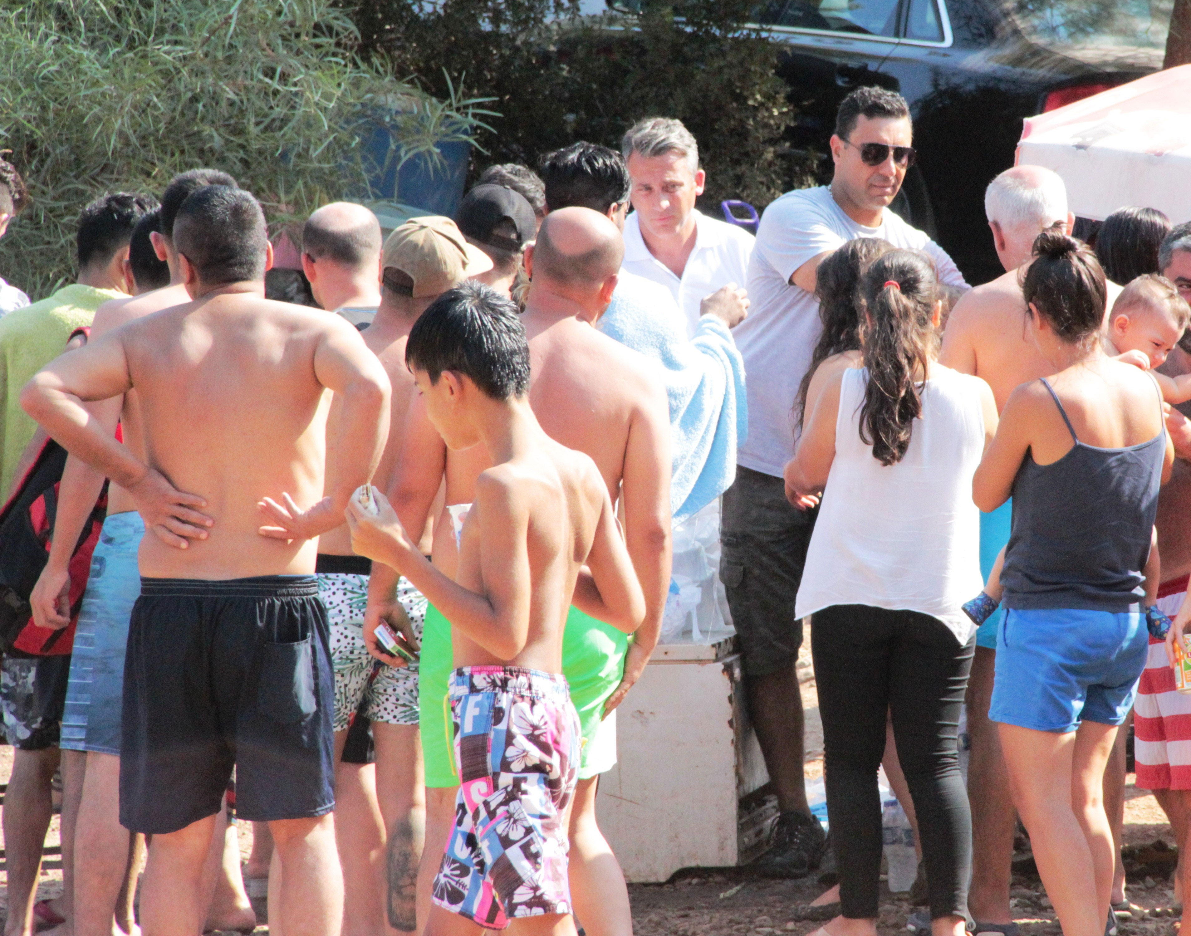 Lüks yatıyla geldi, lahmacun ve ayran dağıtıp gitti