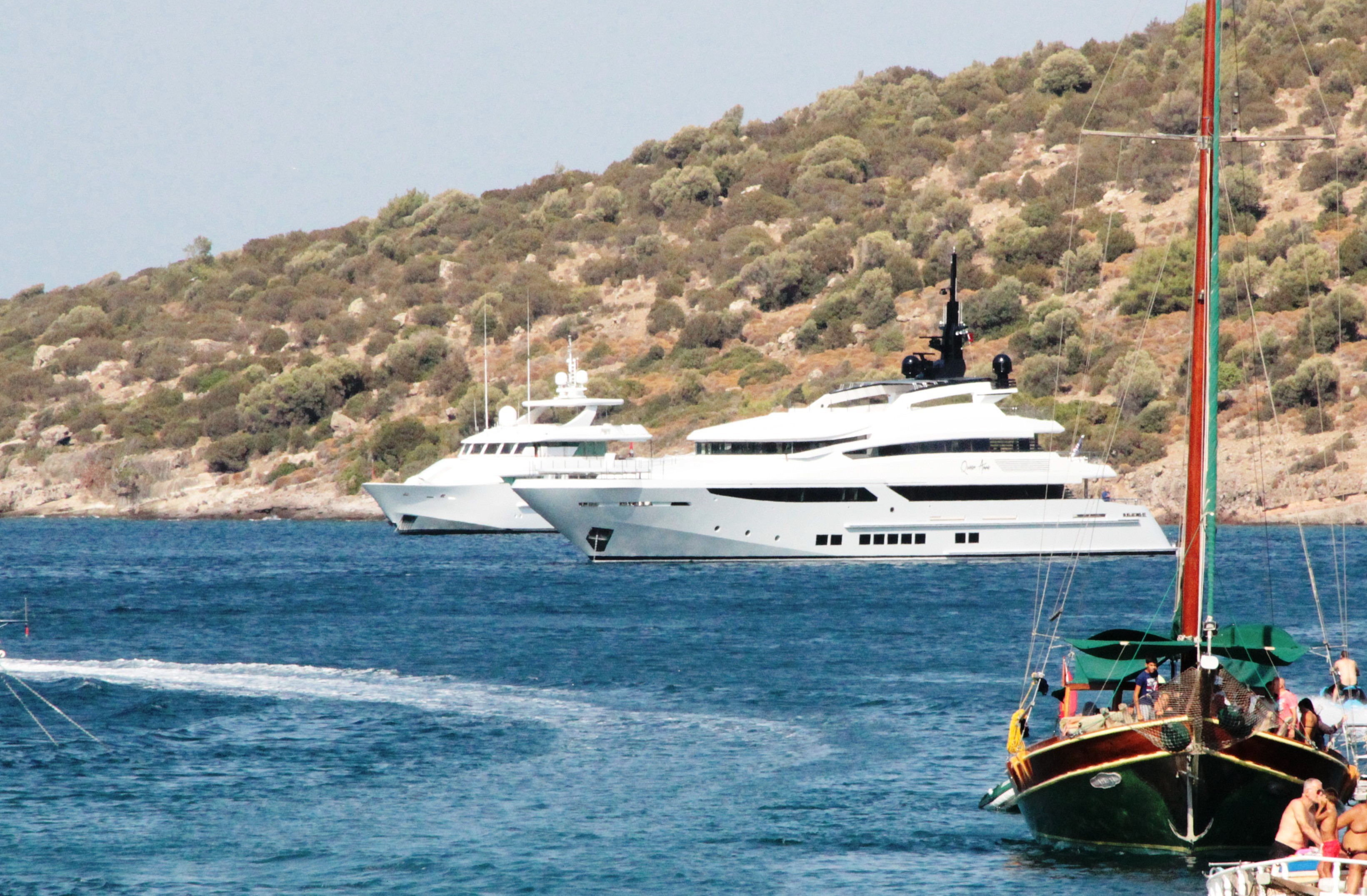 Lüks yatıyla geldi, lahmacun ve ayran dağıtıp gitti