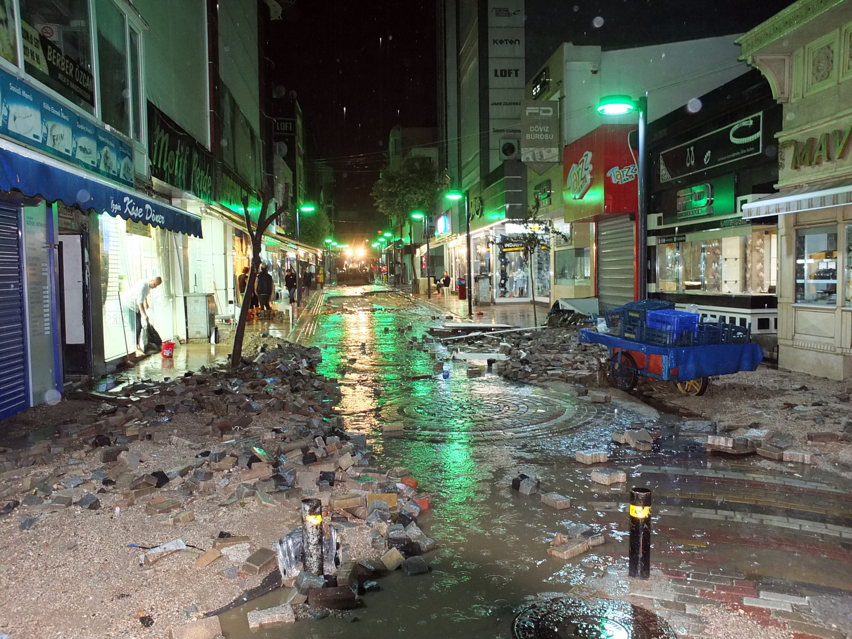 Bandırma'da sel! Çok sayıda ev ve iş yerini su bastı