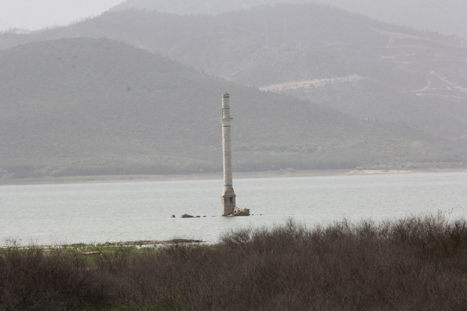Sular çekildi, bir köy ortaya çıktı
