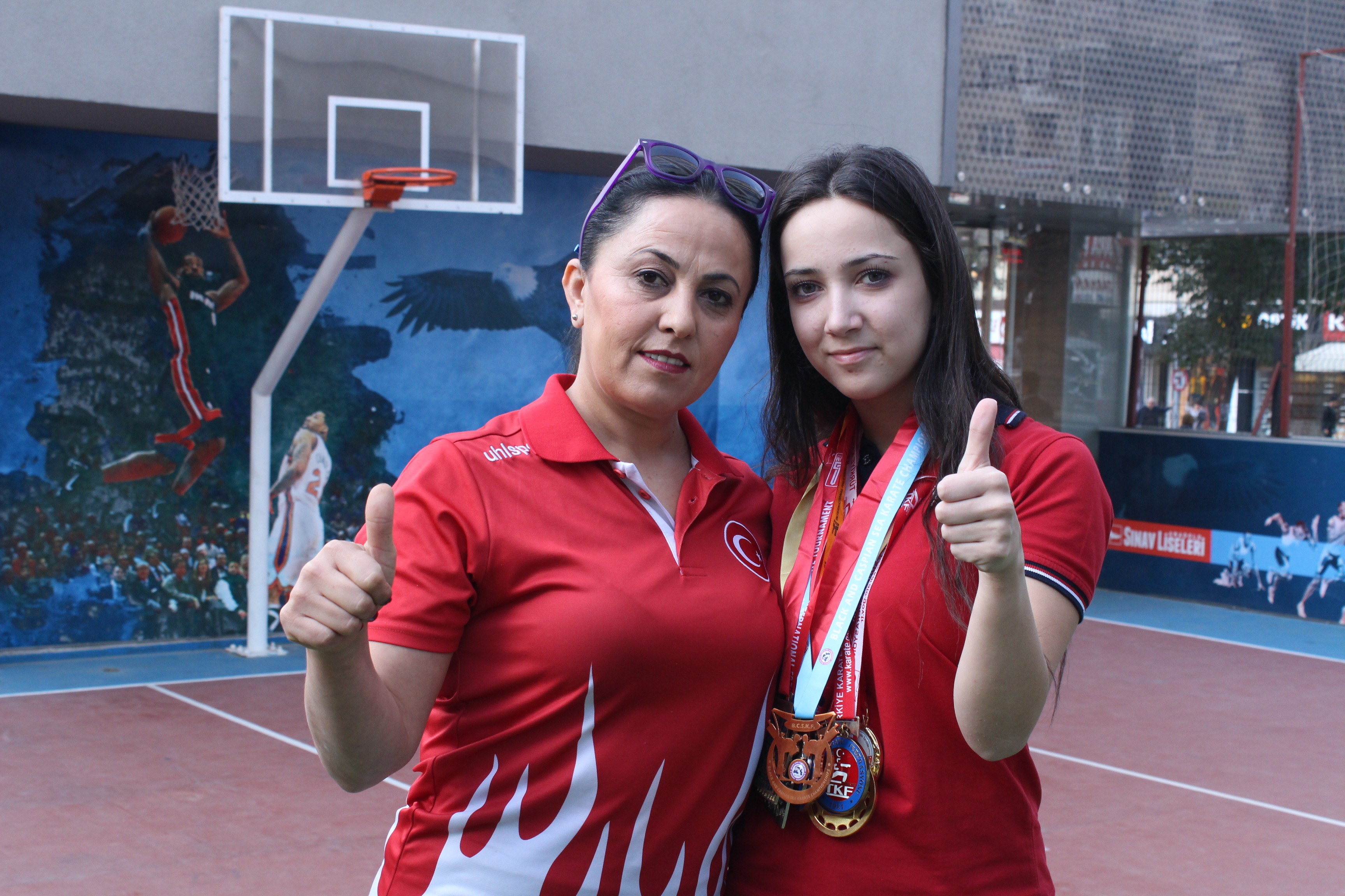 Hem annesi hem antrenörü: 'Karateci anne-kız'