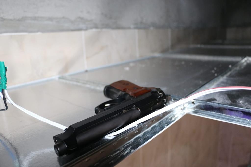 Okul müdürlü, muhtarlı silahlı suç örgütü çökertildi