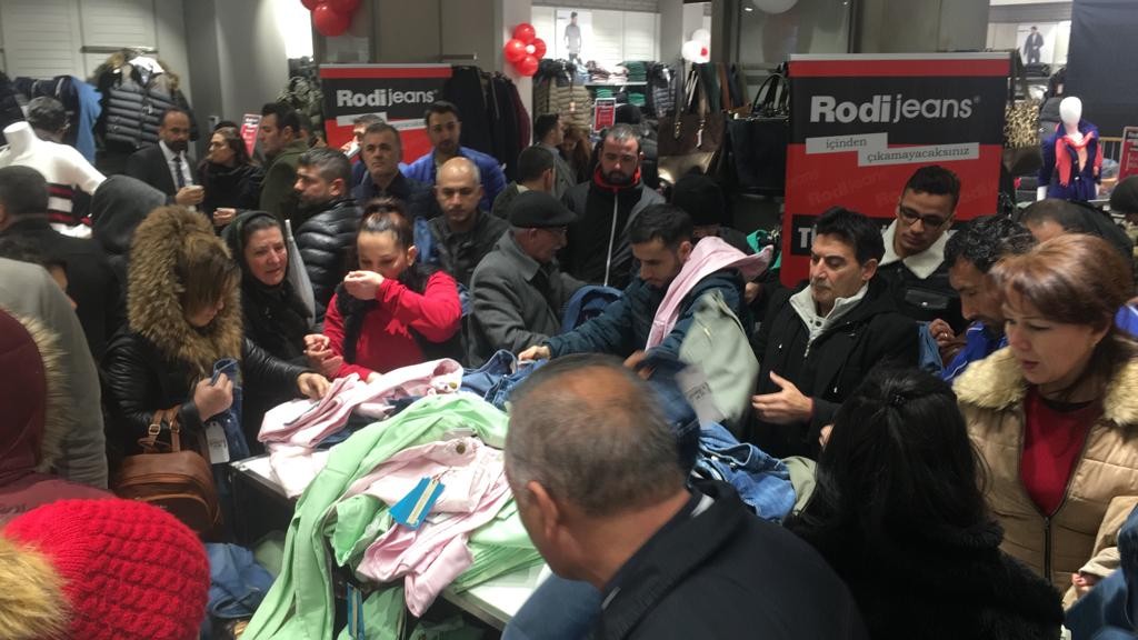 1 TL'ye kot pantolon izdihama neden oldu