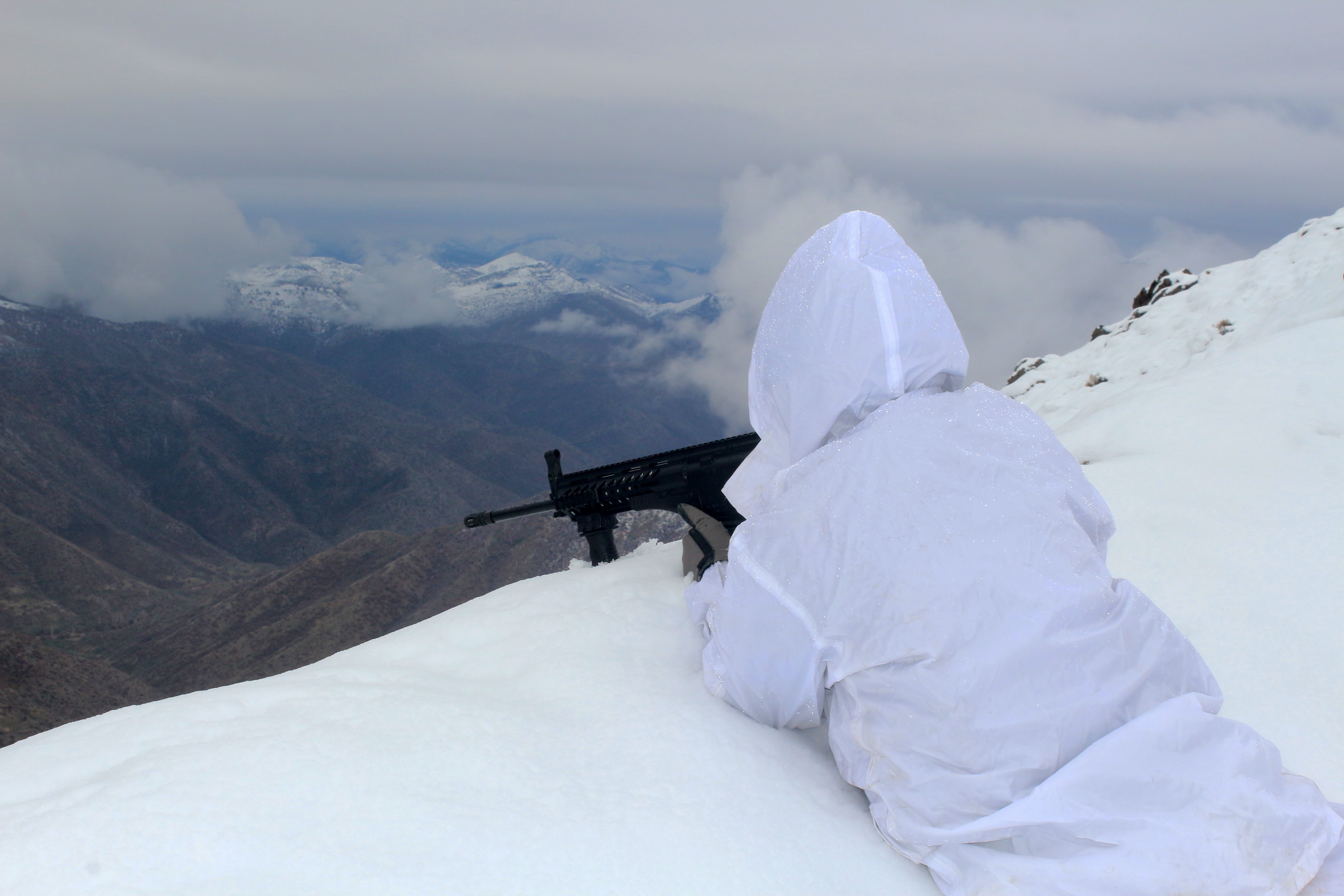 Mehmetçik kar kış demeden görev başında