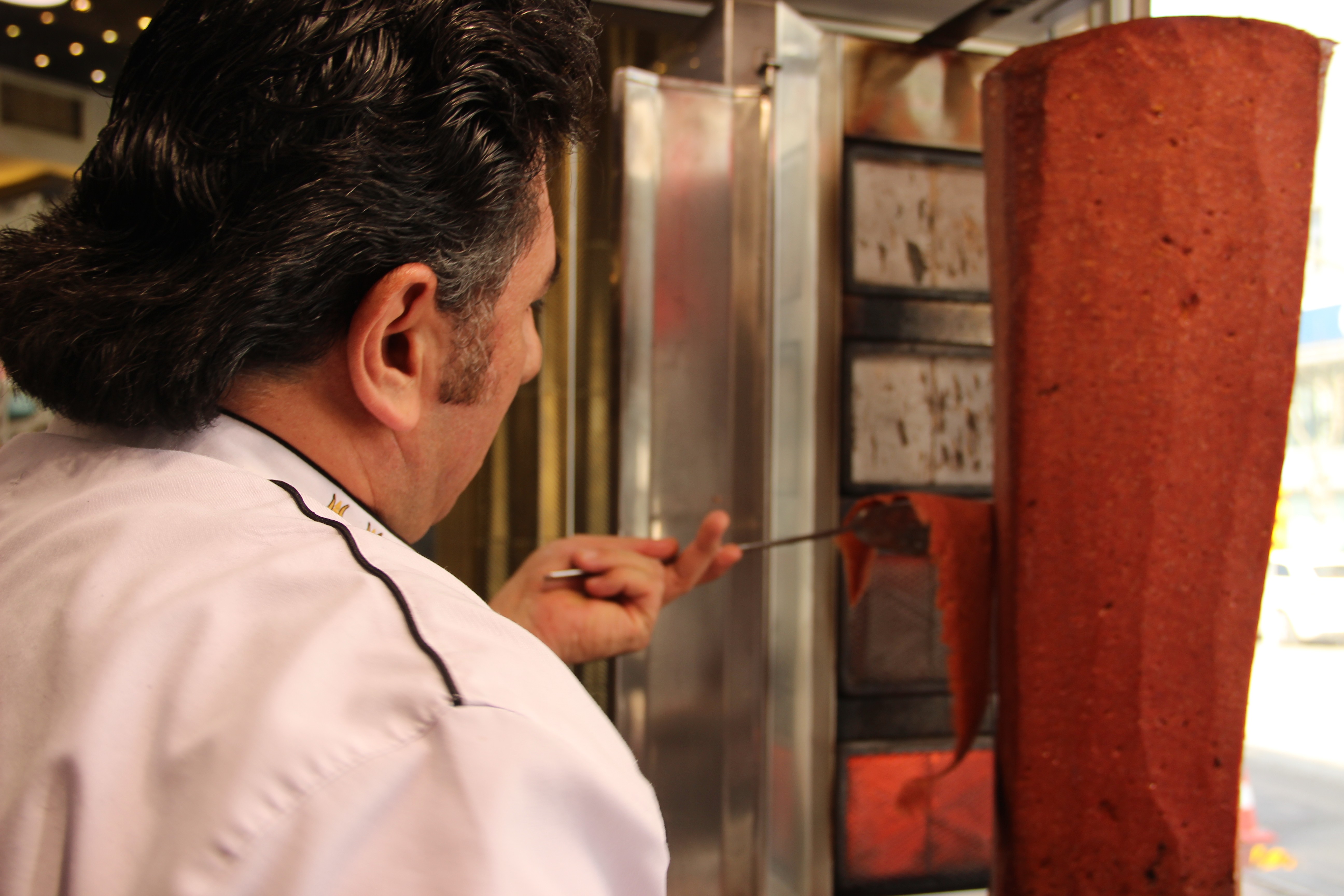 Bu sucuk döner 30 çeşit baharatla hazırlanıyor