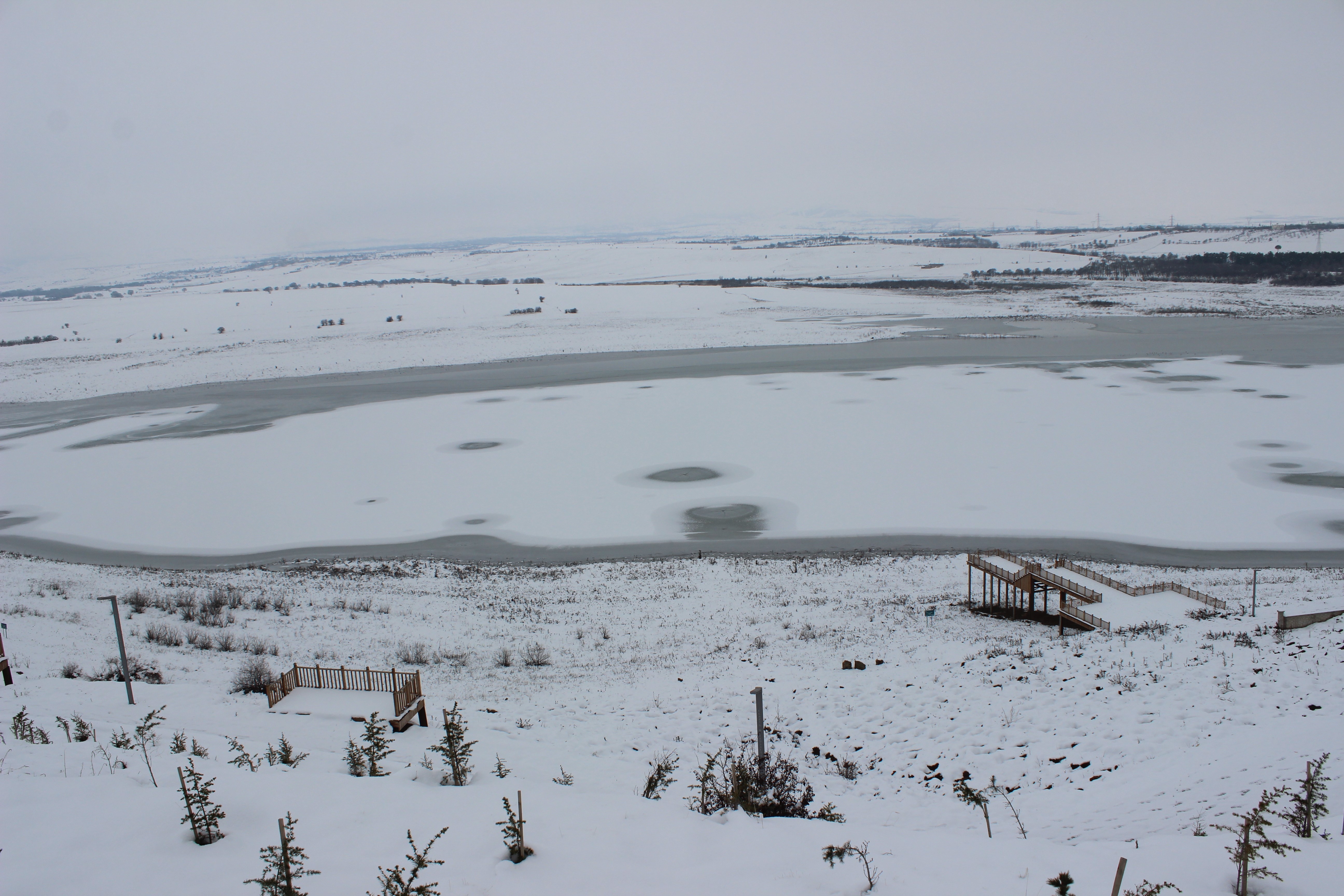 Elazığ'da hava soğudu, baraj gölü dondu