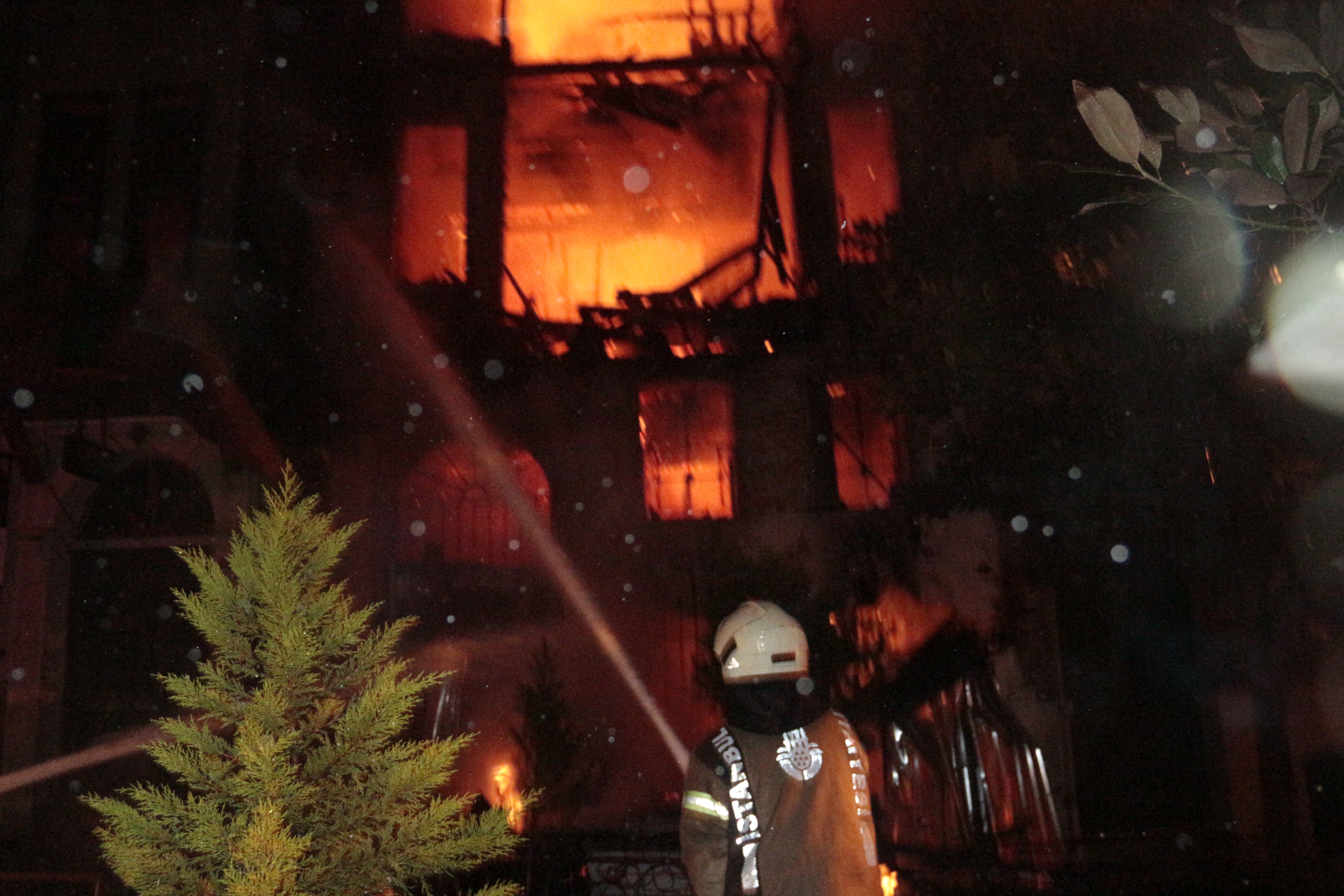 Fatih'te binalar alevlere teslim oldu