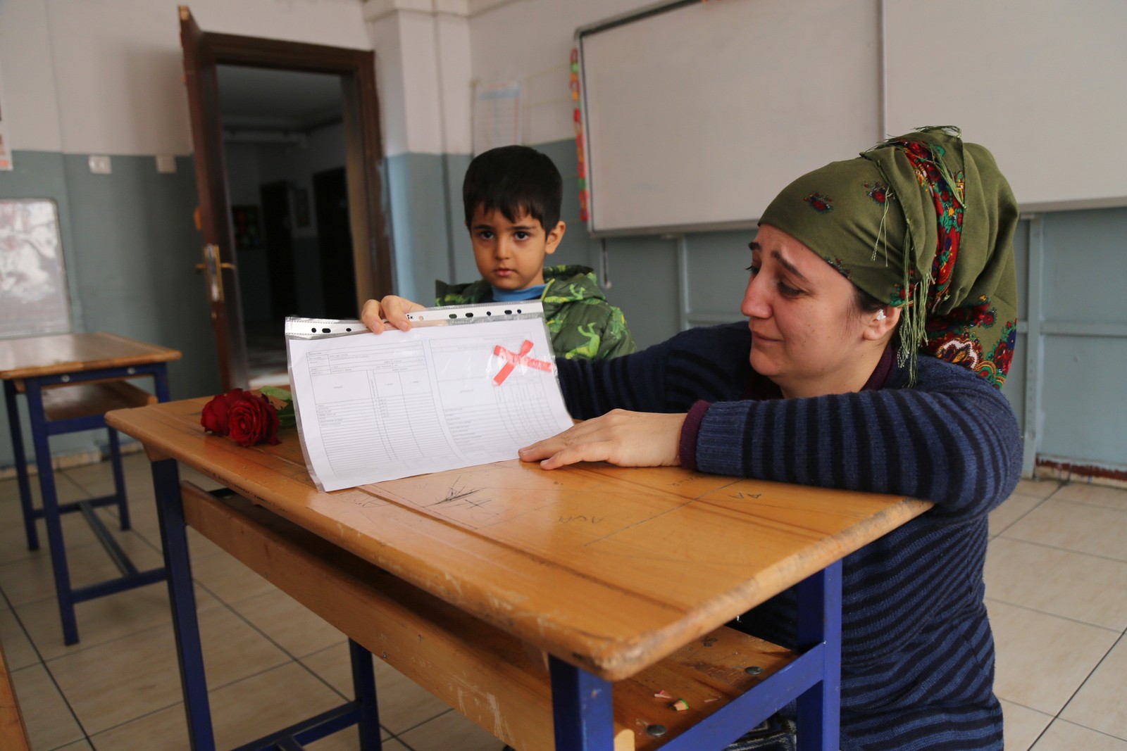 En acı karne |Mertcan'ın karnesini annesi ve kardeşi aldı