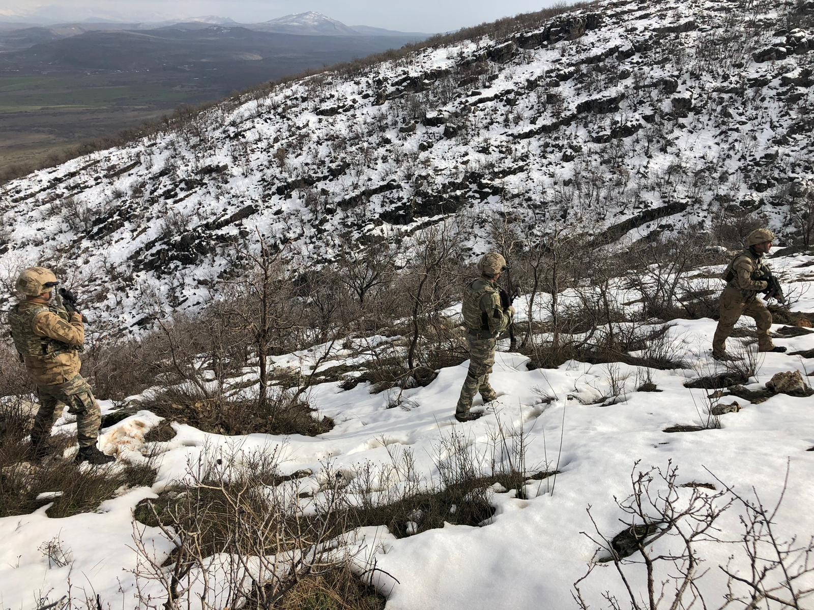 Diyarbakır'da teröristlerin inleri imha edildi!