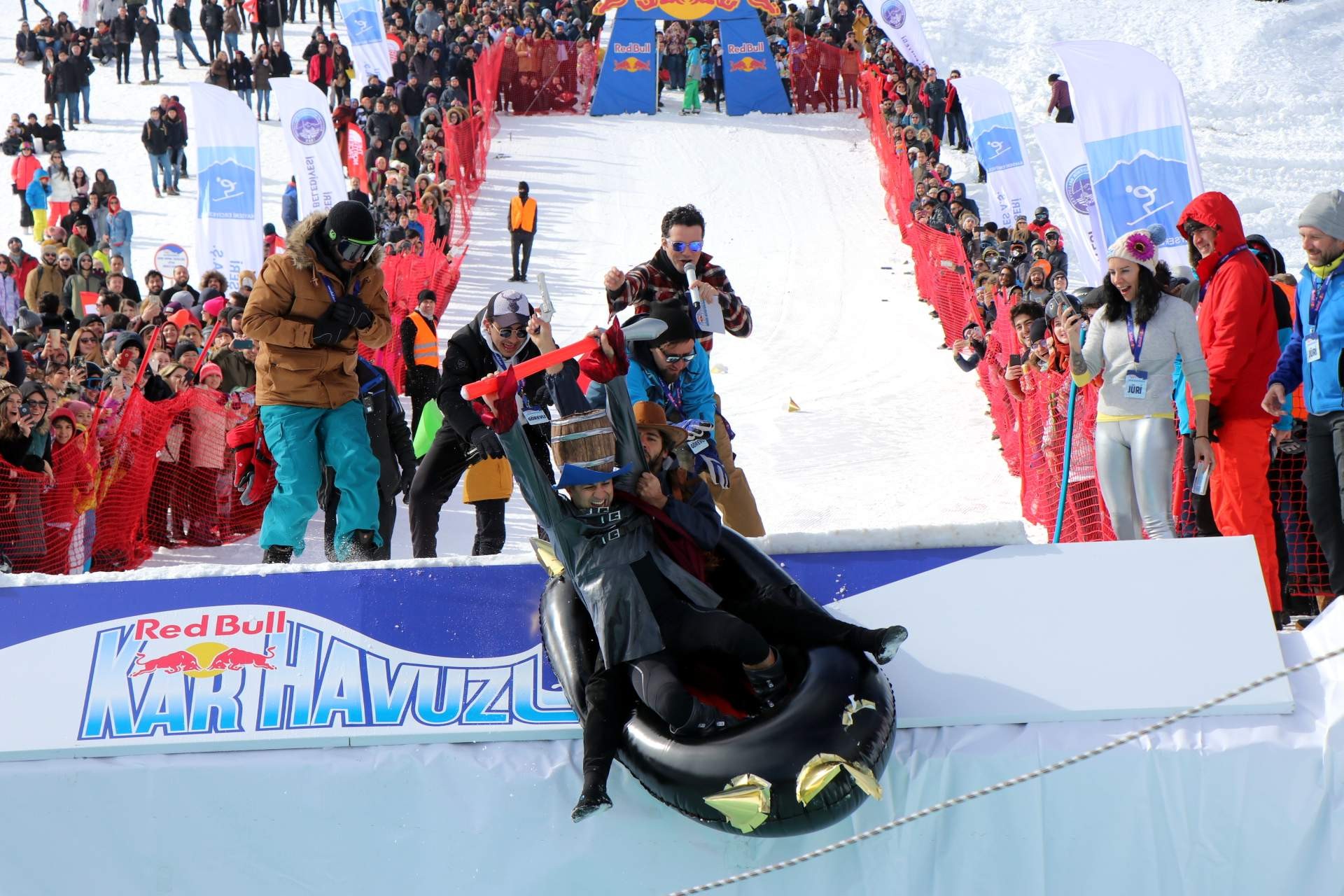 Farklı kostümlerle buz gibi suya atladılar