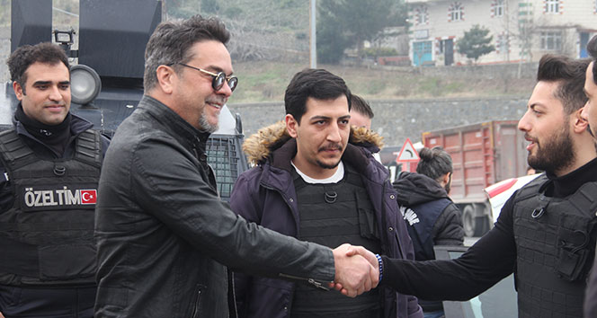 Asayiş uygulamasına takılan Beyazıt Öztürk polislerle fotoğraf çektirdi