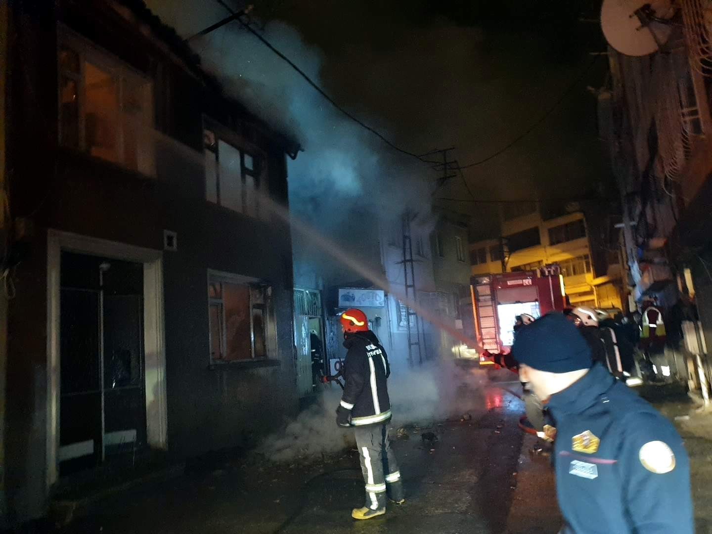 Metruk binada çıkan yangın mahalleliyi sokağa döktü