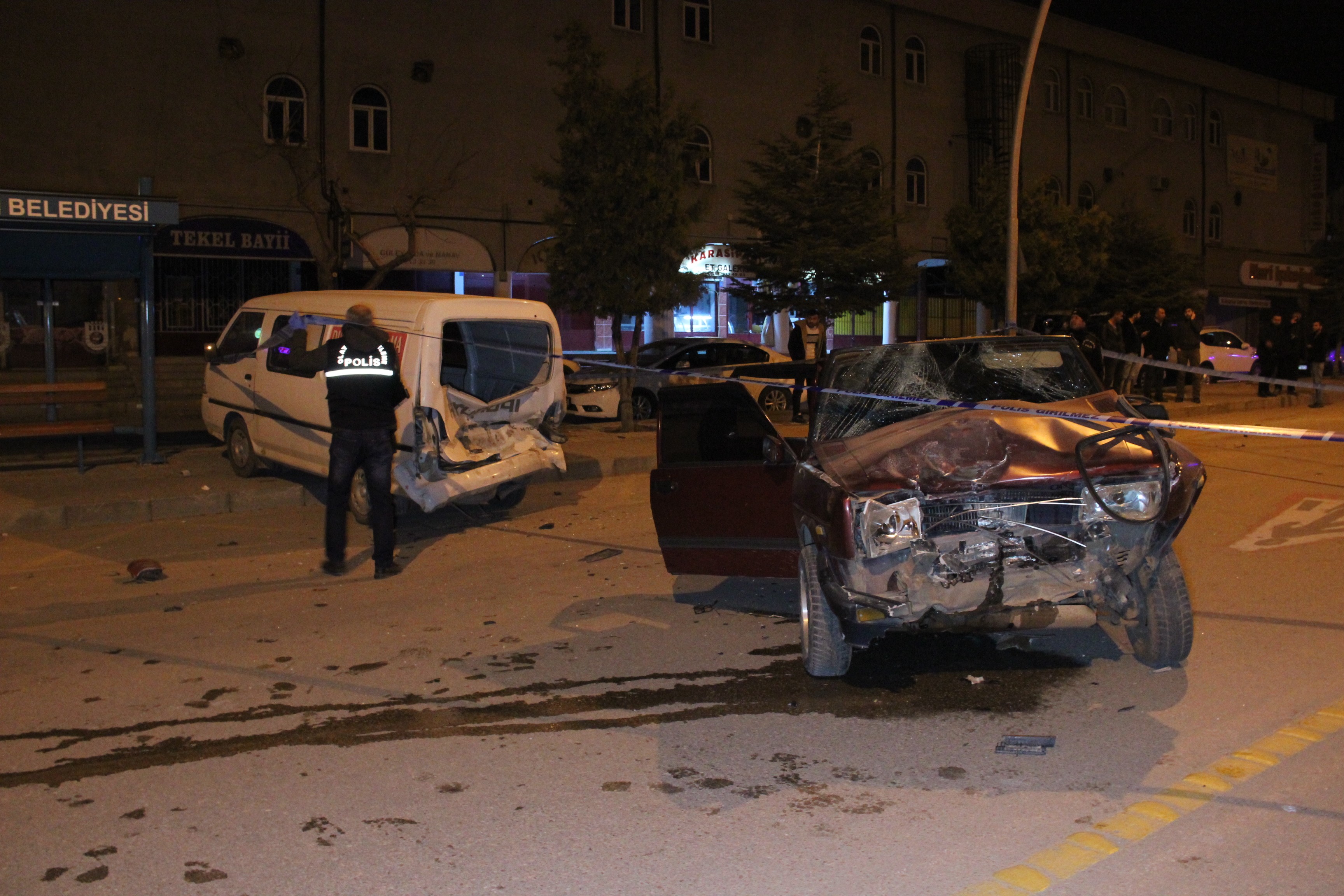 Otomobil park halindeki kamyonete arkadan çarptı: 5 yaralı