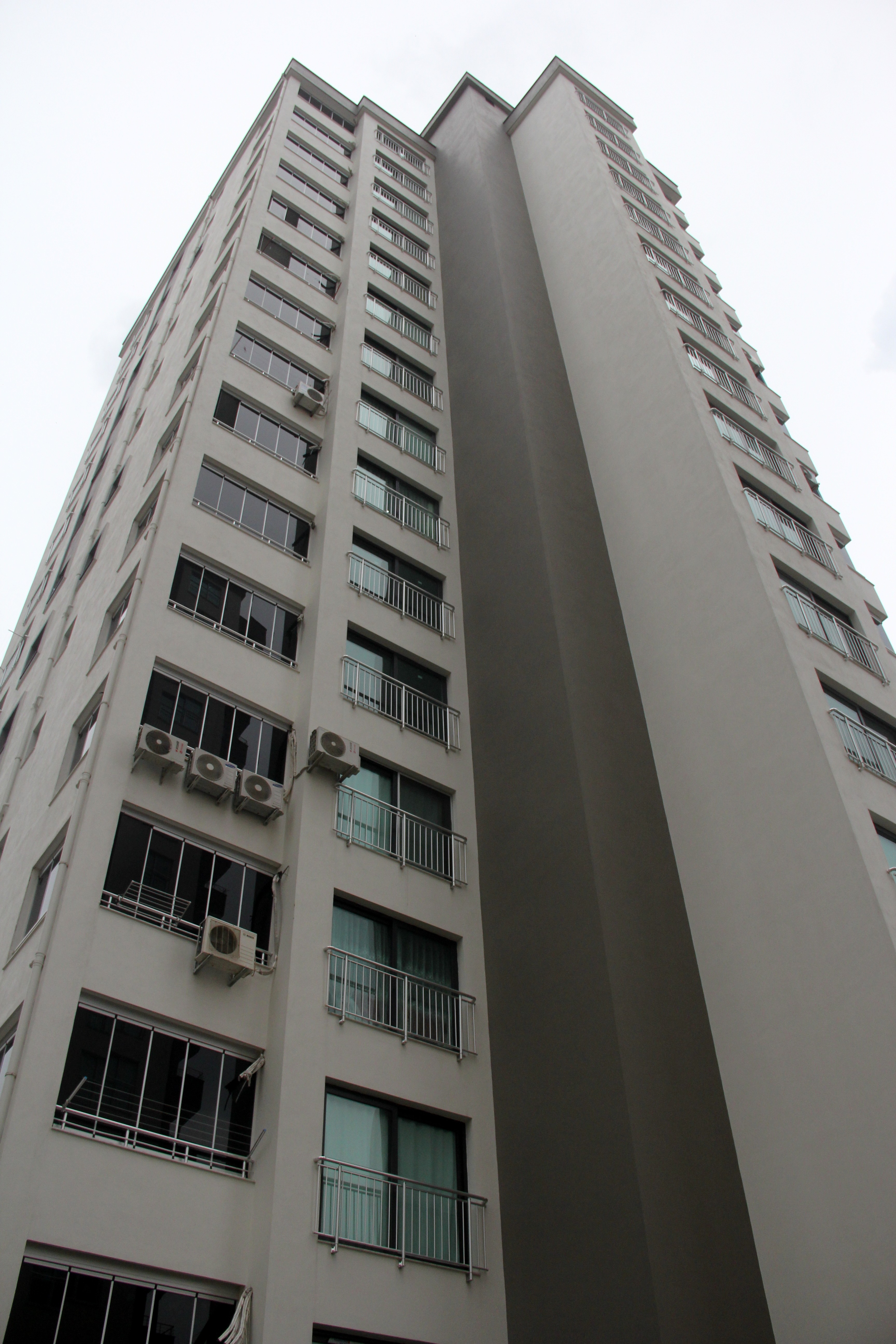 Rezidansın 11. katından düşen kadın öldü