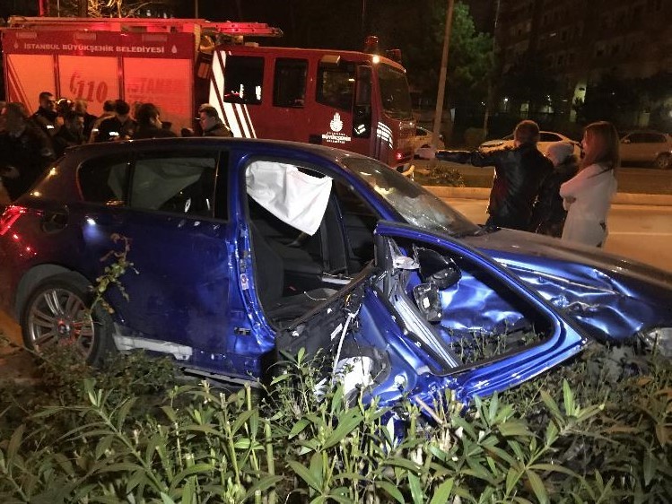 Bakırköy’de kırmızı ışıkta geçen sürücü kaza yaptı: 2 yaralı