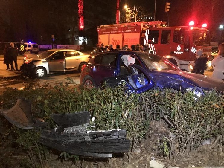 Bakırköy’de kırmızı ışıkta geçen sürücü kaza yaptı: 2 yaralı