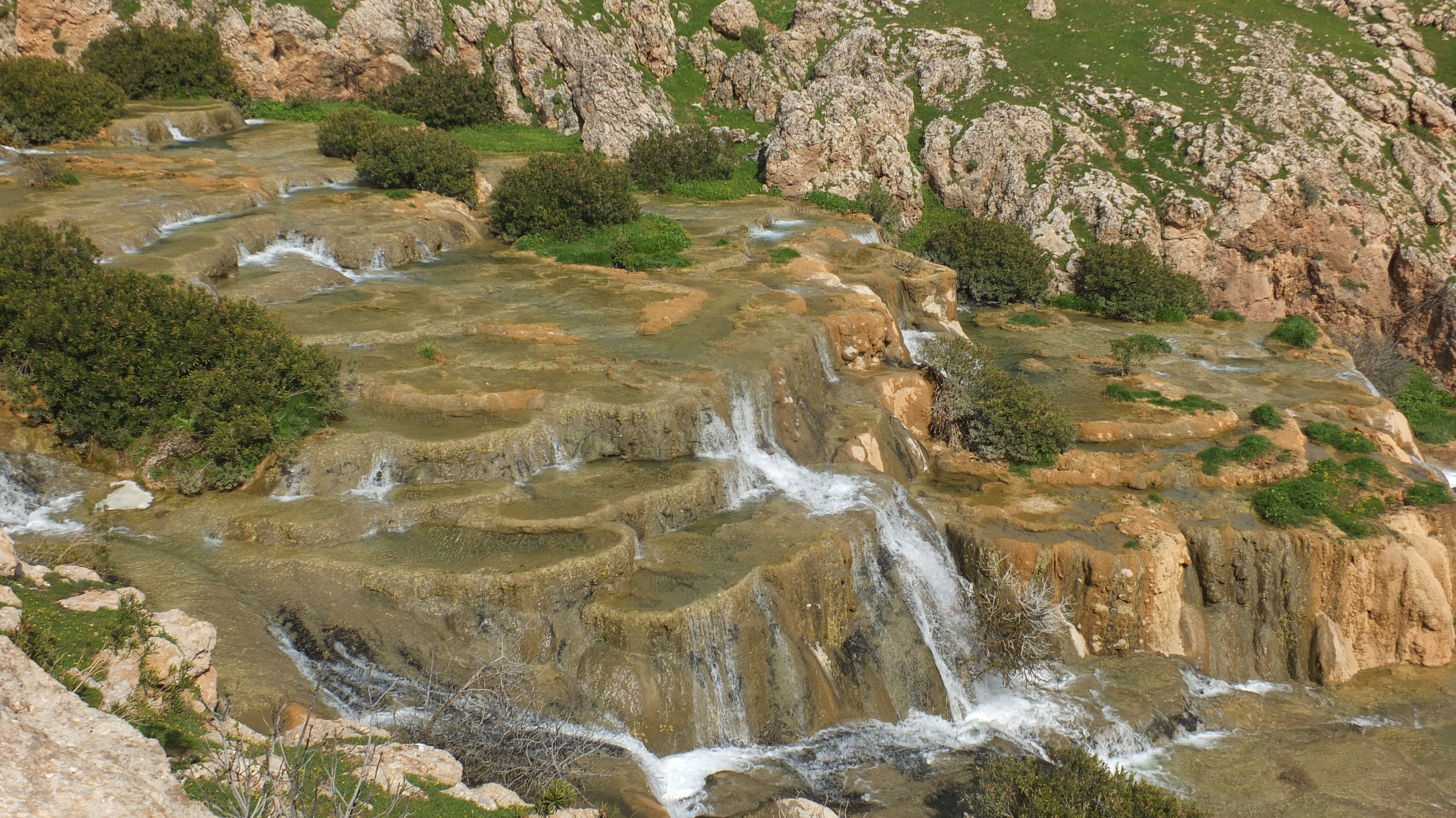 Dört dağ arasına gizlenmiş doğa harikası şelale keşfedilmeyi bekliyor