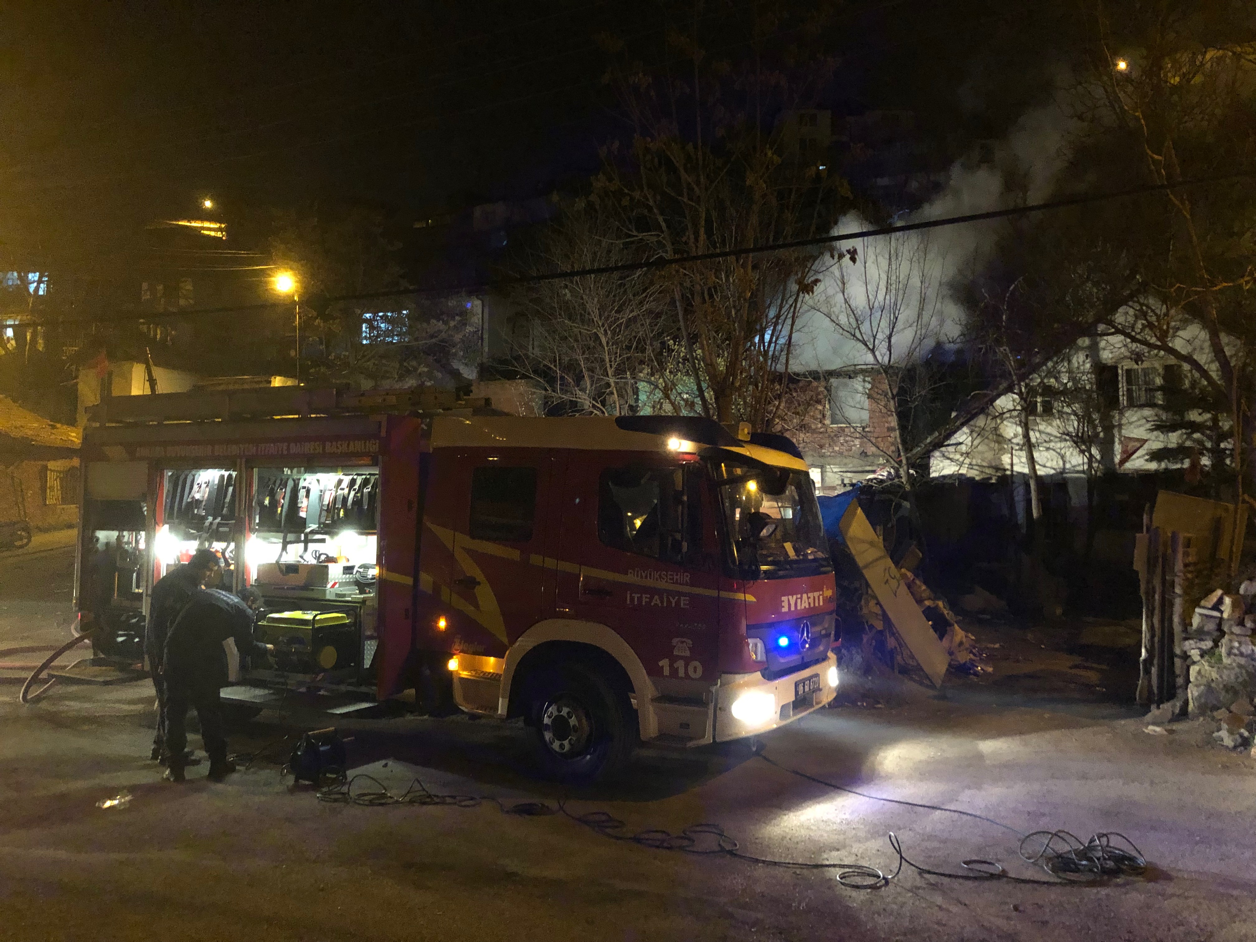 Ankara'da 2 katlı hurda deposu kül oldu