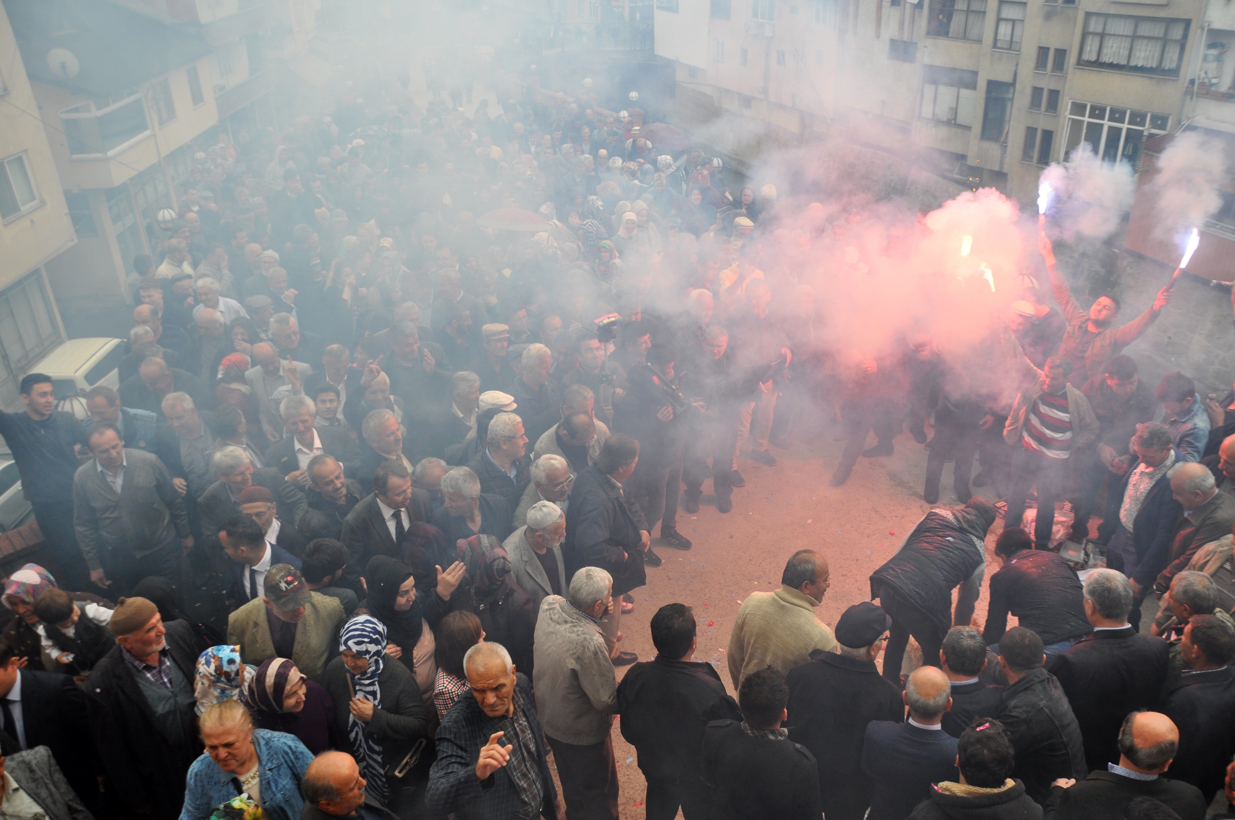 Makam kapısına 5 kilo, birim kapılarına 2’şer kiloluk ağırlık koyarak göreve başladı