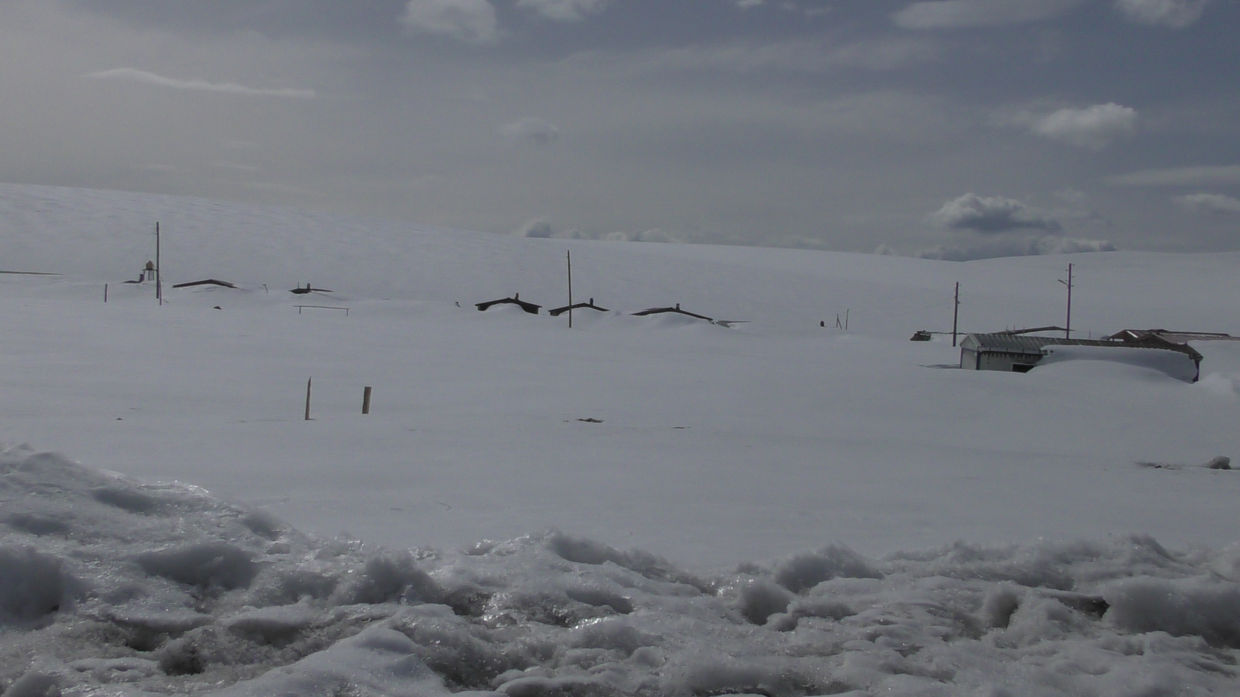Nisan ayında Bilbilan’da iş yerleri kar altında