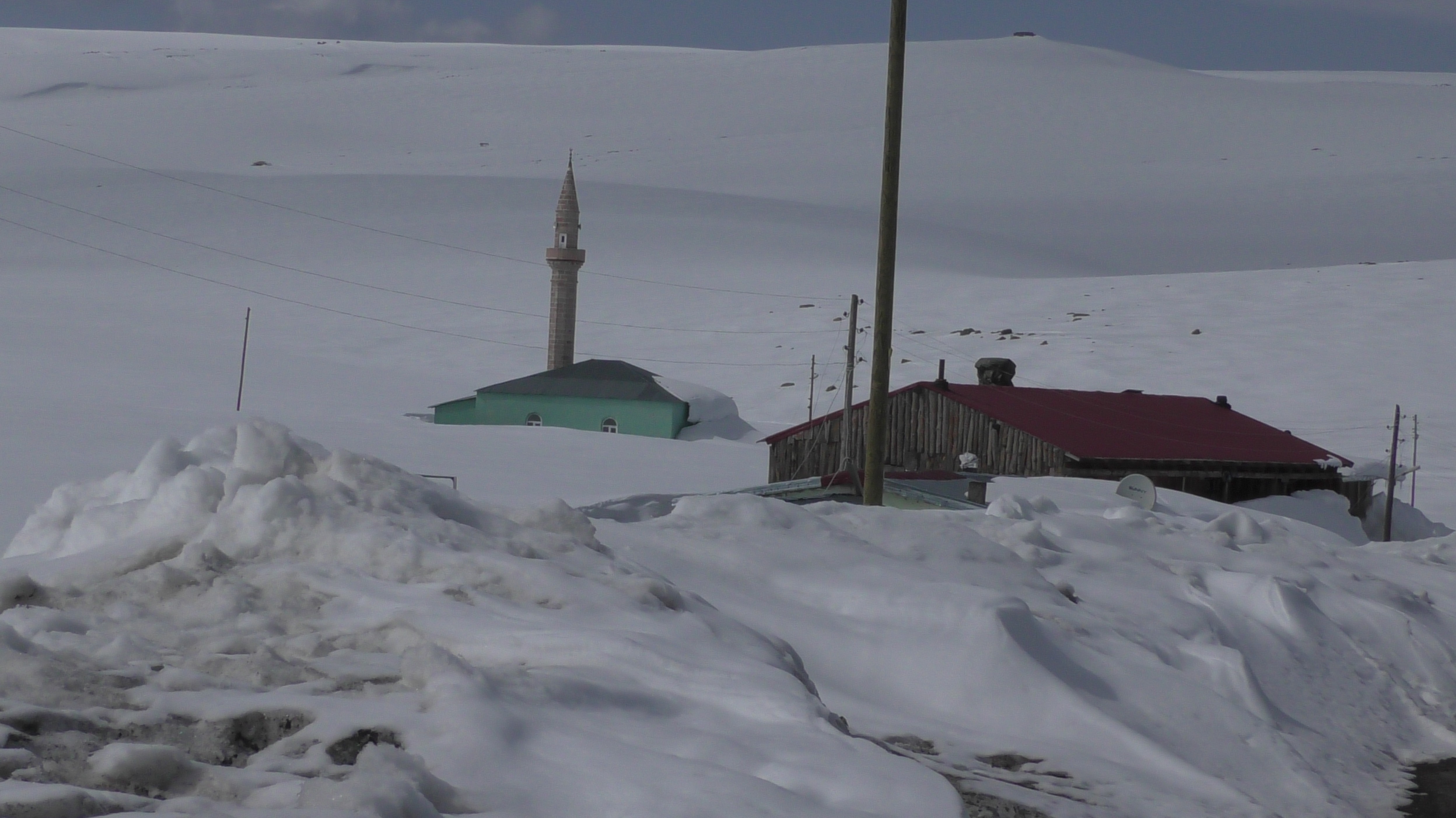 Nisan ayında Bilbilan’da iş yerleri kar altında