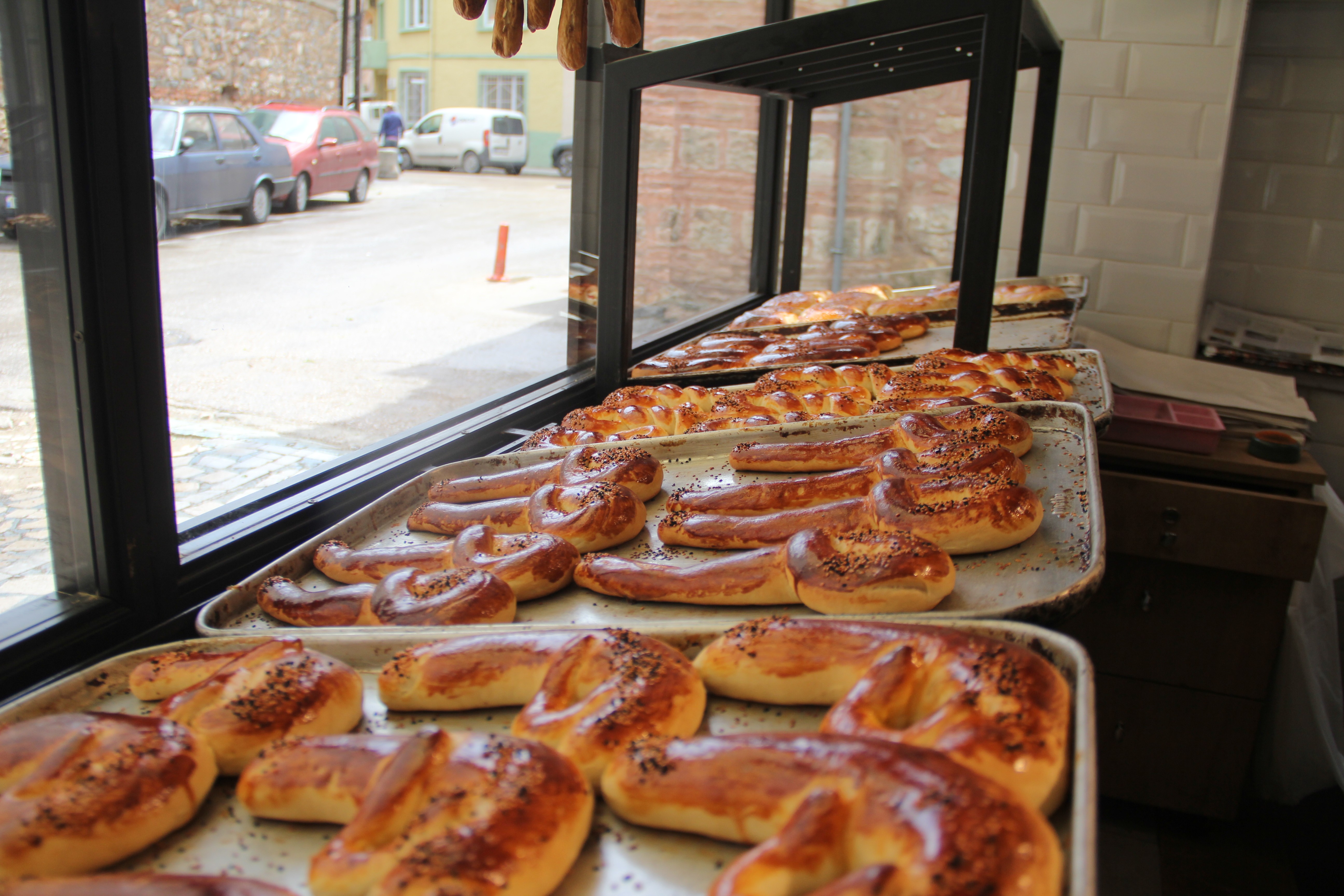 İftariyelik silah, kama ve ibrikler göreni şaşırtıyor